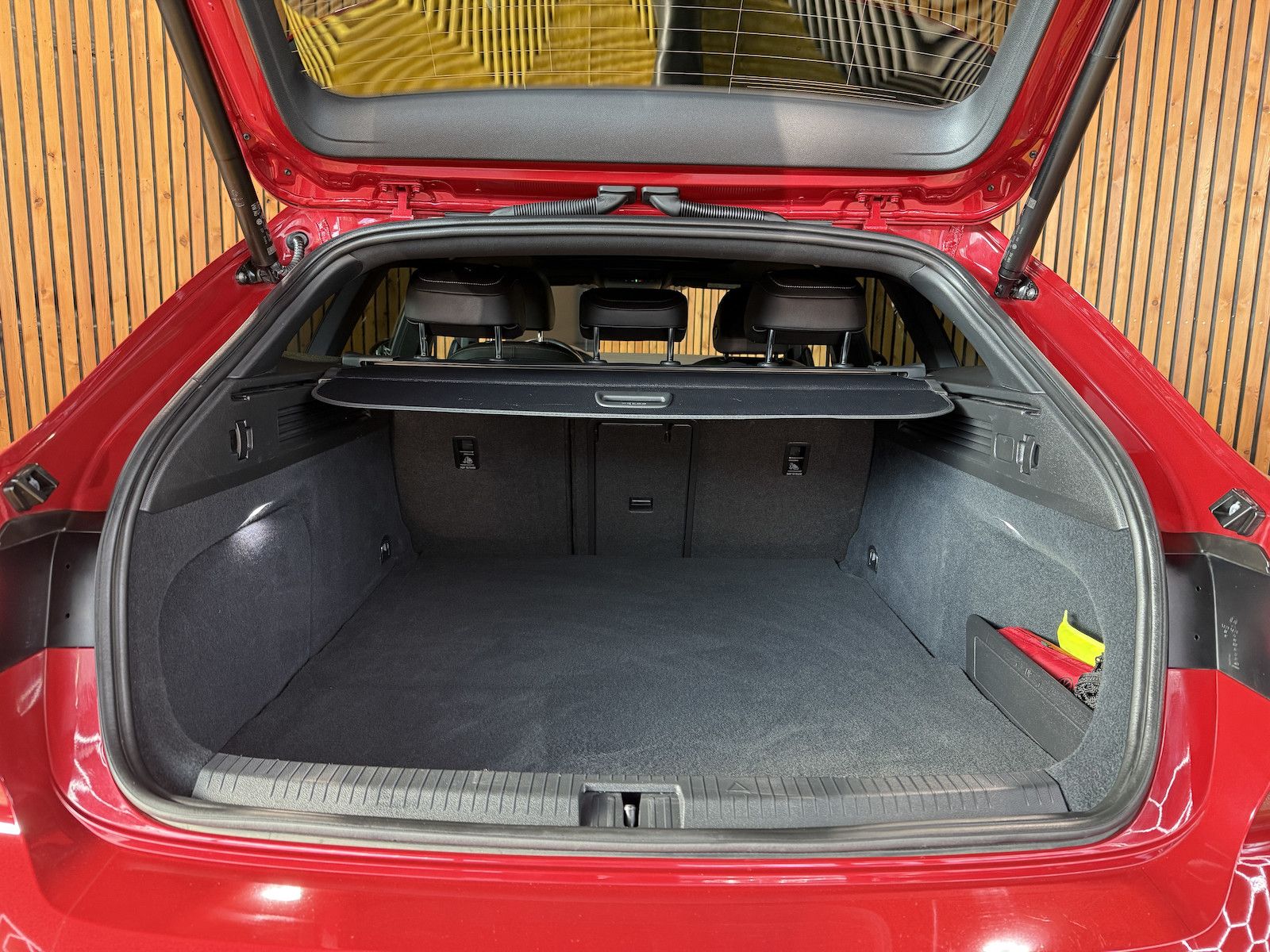 Fahrzeugabbildung Volkswagen Arteon 1.4 eHybrid SB. R-Line *Navi*IQ*Kam*Pano*