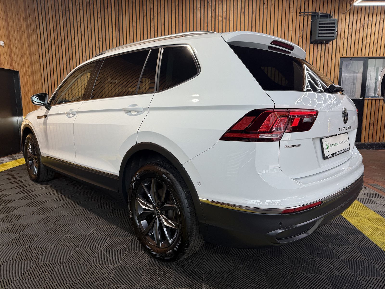 Fahrzeugabbildung Volkswagen Tiguan Allspace 2,0 TDI DSG *Navi*Kam*AHK*Matrix