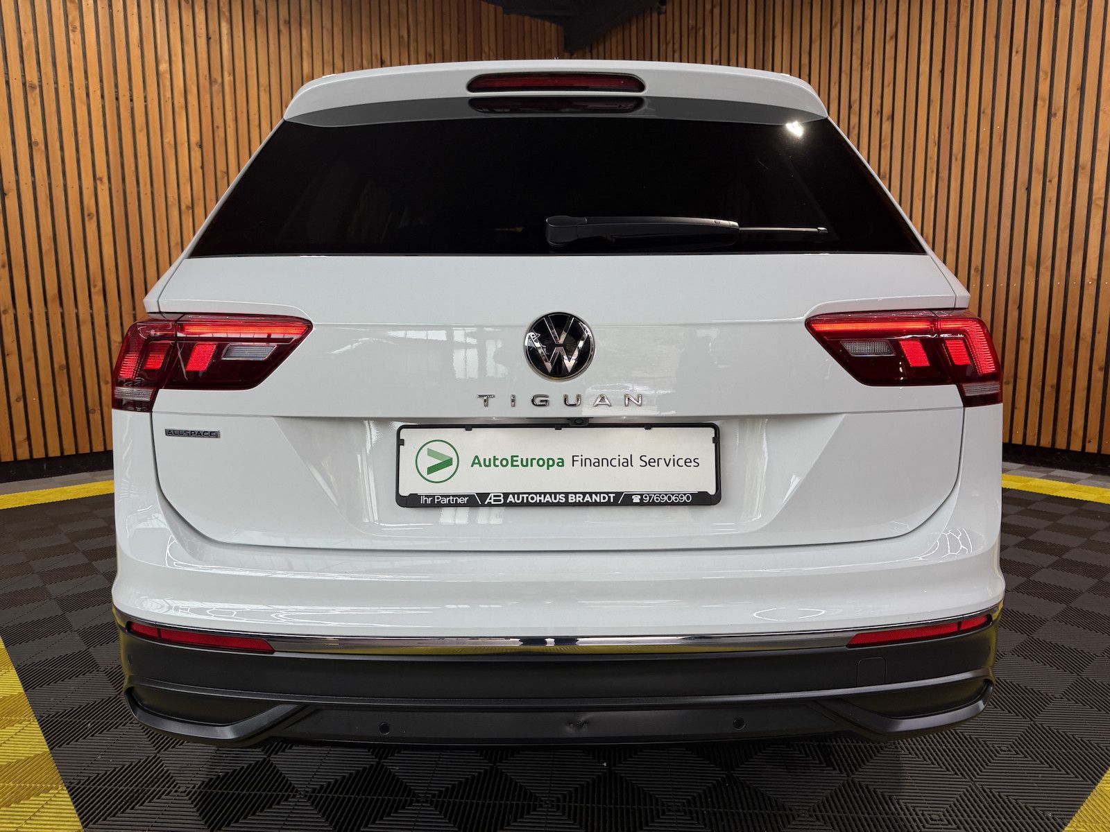 Fahrzeugabbildung Volkswagen Tiguan Allspace 2,0 TDI DSG *Navi*Kam*AHK*Matrix