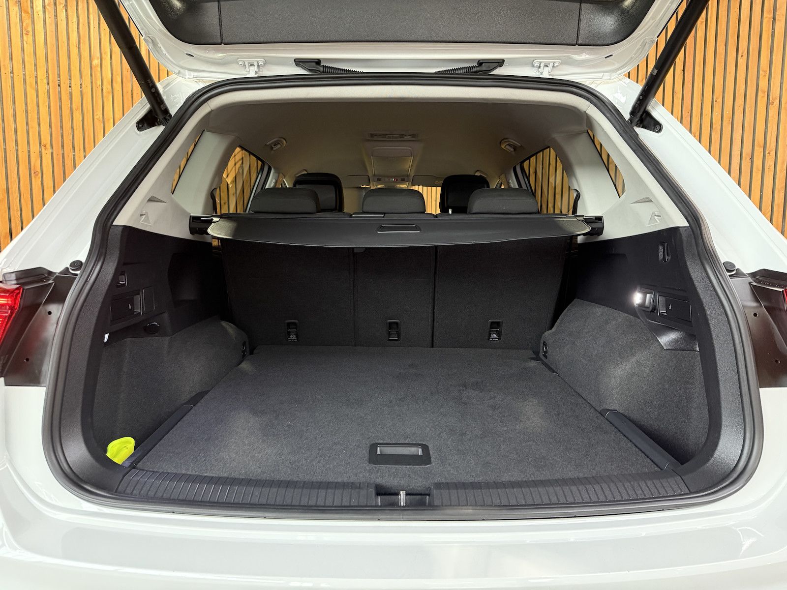 Fahrzeugabbildung Volkswagen Tiguan Allspace 2,0 TDI DSG *Navi*Kam*AHK*Matrix