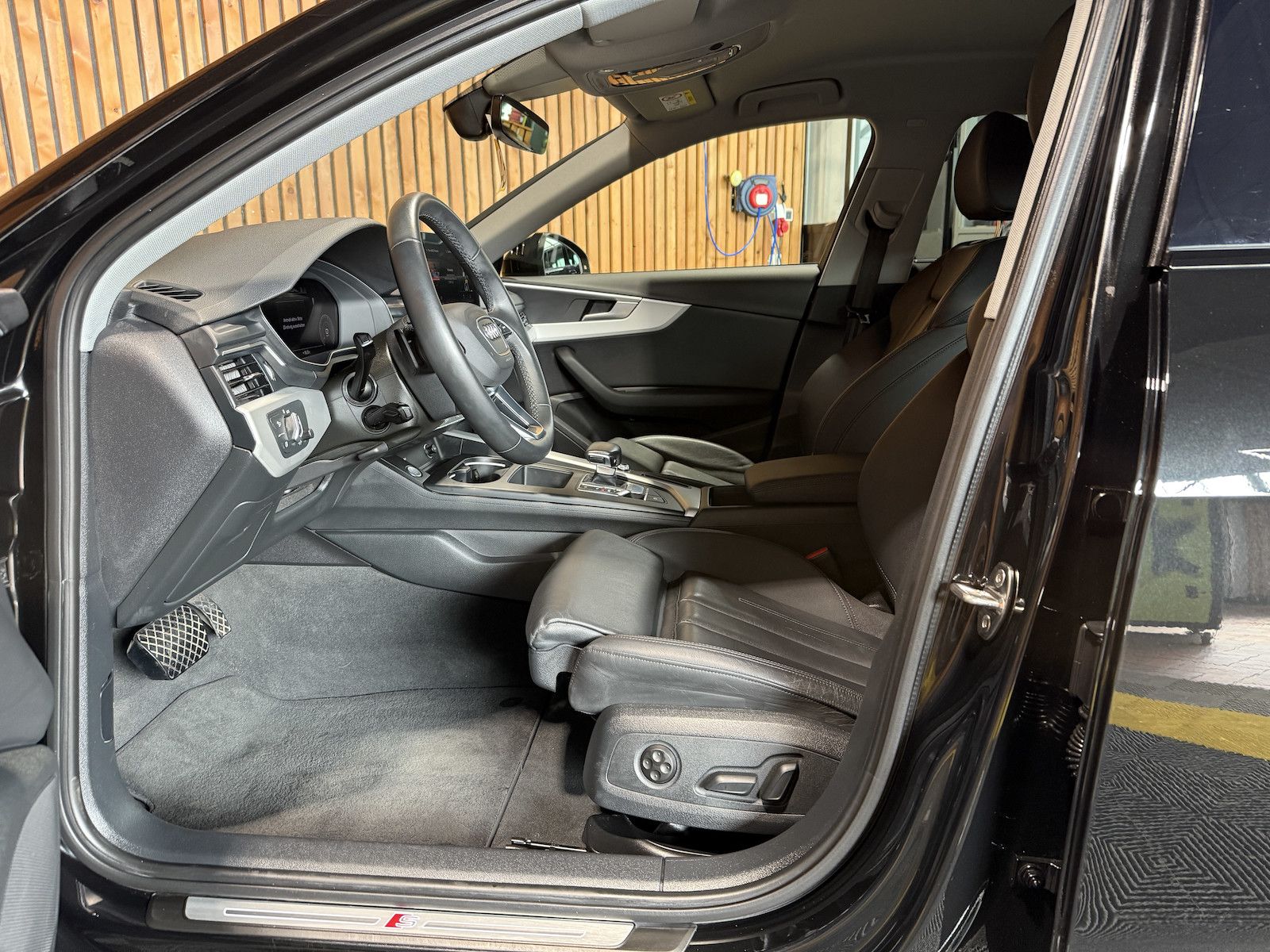 Fahrzeugabbildung Audi A4 Avant S Line TDI Aut. *Navi+*ACC*Kam*LED*Keyl