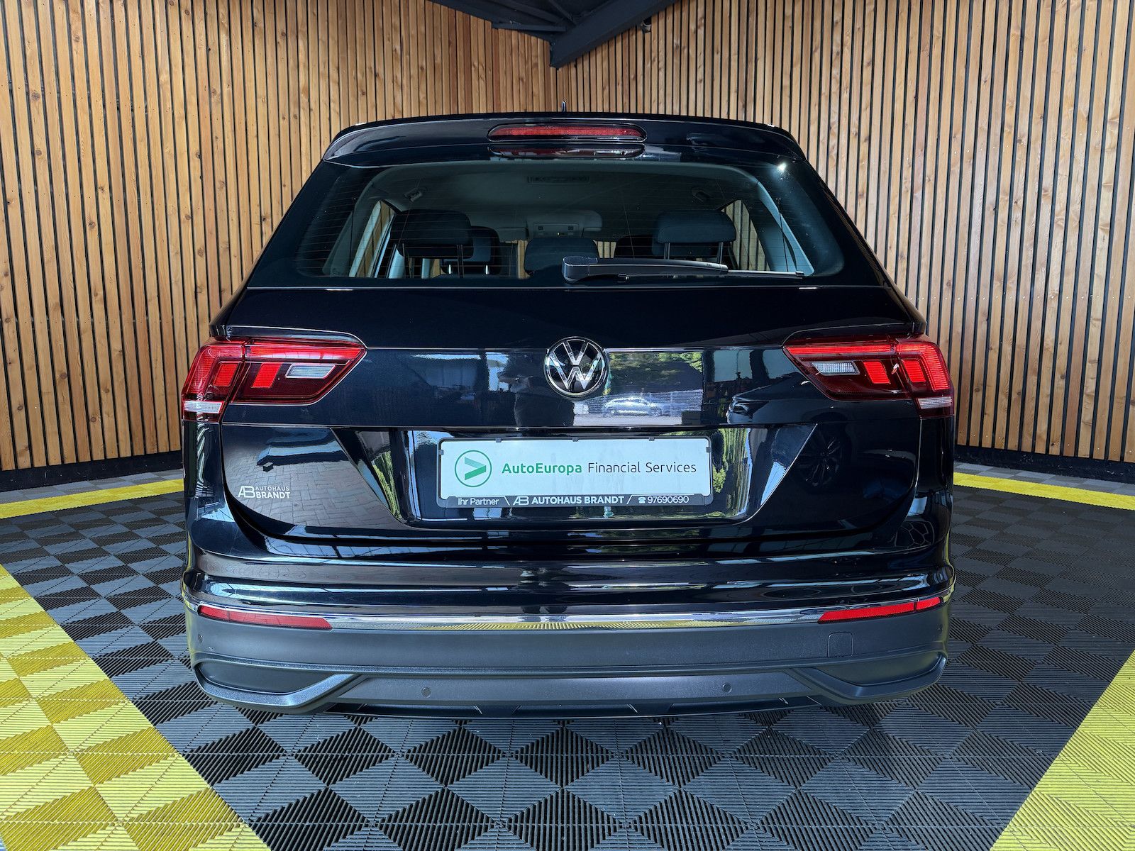 Fahrzeugabbildung Volkswagen Tiguan 2,0 TSI 4Motion Life DSG Navi*ACC*LED*AHK