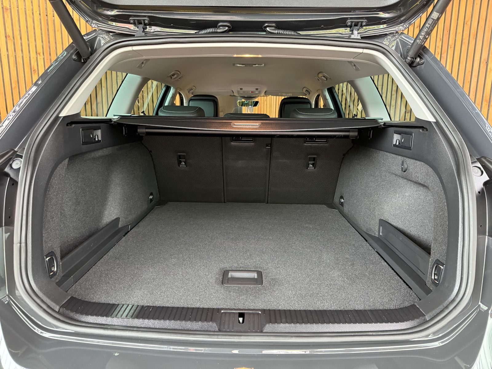 Fahrzeugabbildung Volkswagen Passat Variant 2,0 TDI DSG Navi*IQ*Kam*Leder*VIR