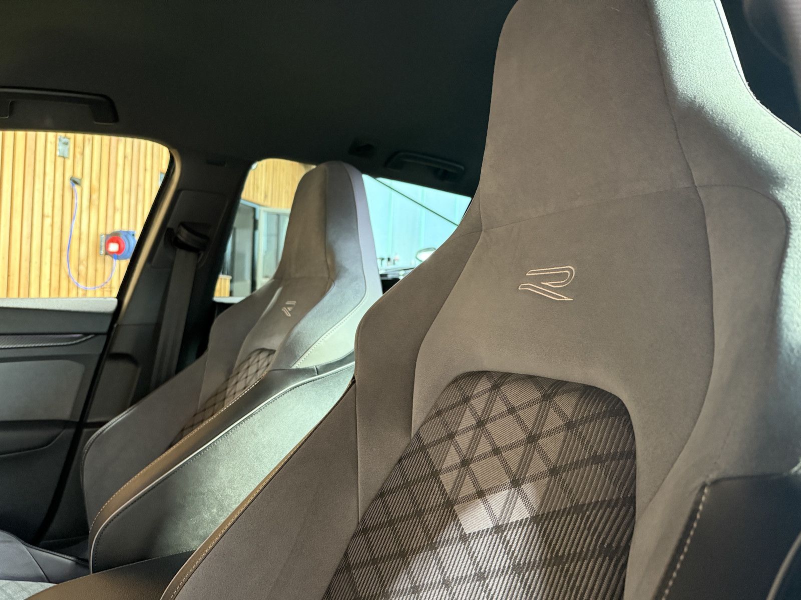 Fahrzeugabbildung Volkswagen Golf Variant 2,0TDI R-Line Black DSG *Navi*Keyl.