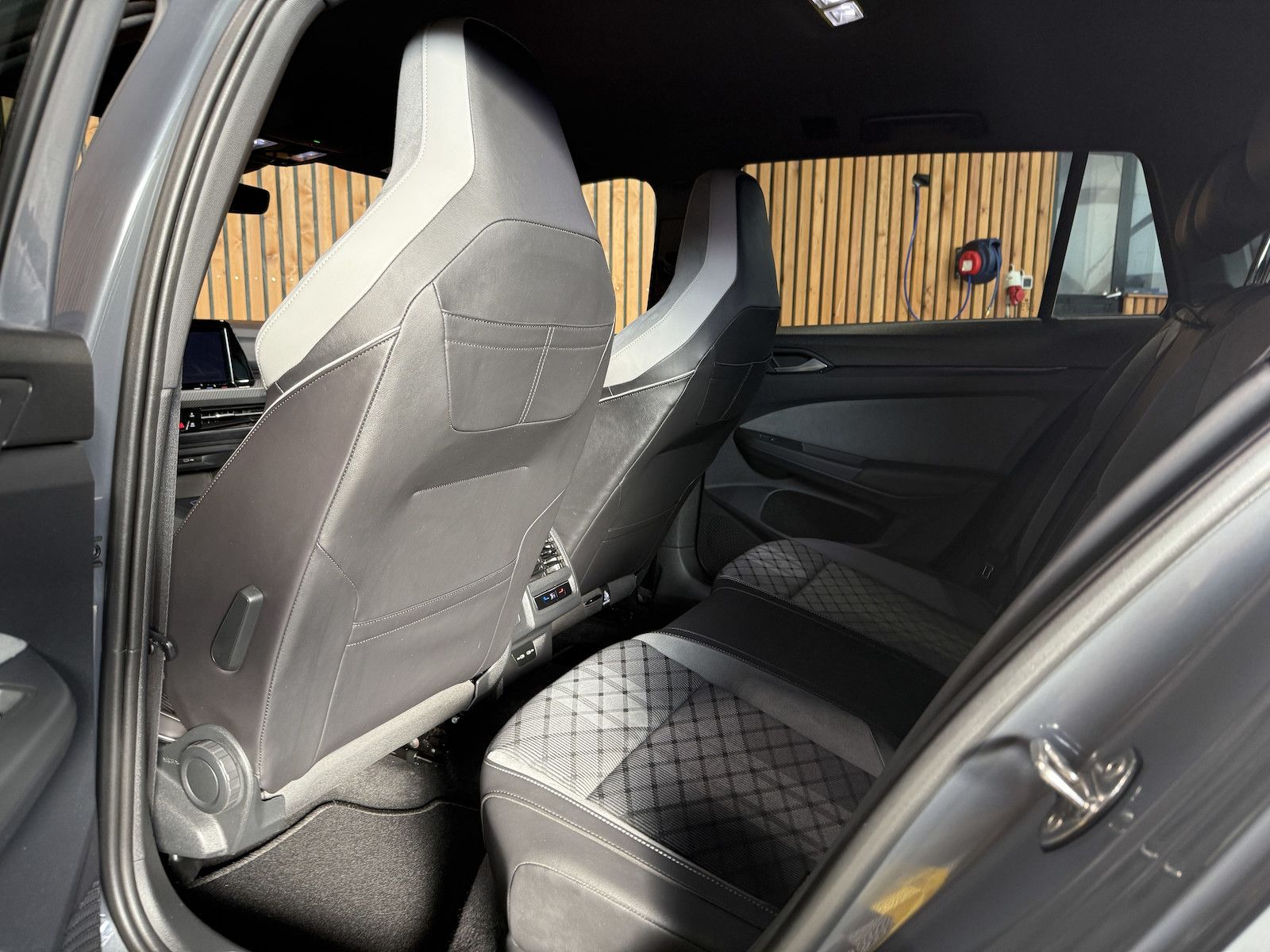 Fahrzeugabbildung Volkswagen Golf Variant 2,0TDI R-Line Black DSG *Navi*Keyl.