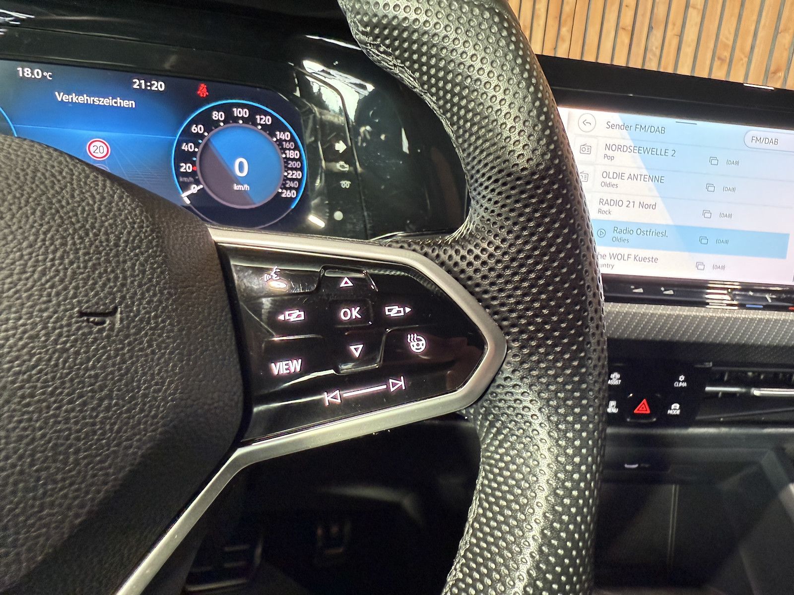 Fahrzeugabbildung Volkswagen Golf Variant 2,0TDI R-Line Black DSG *Navi*Keyl.