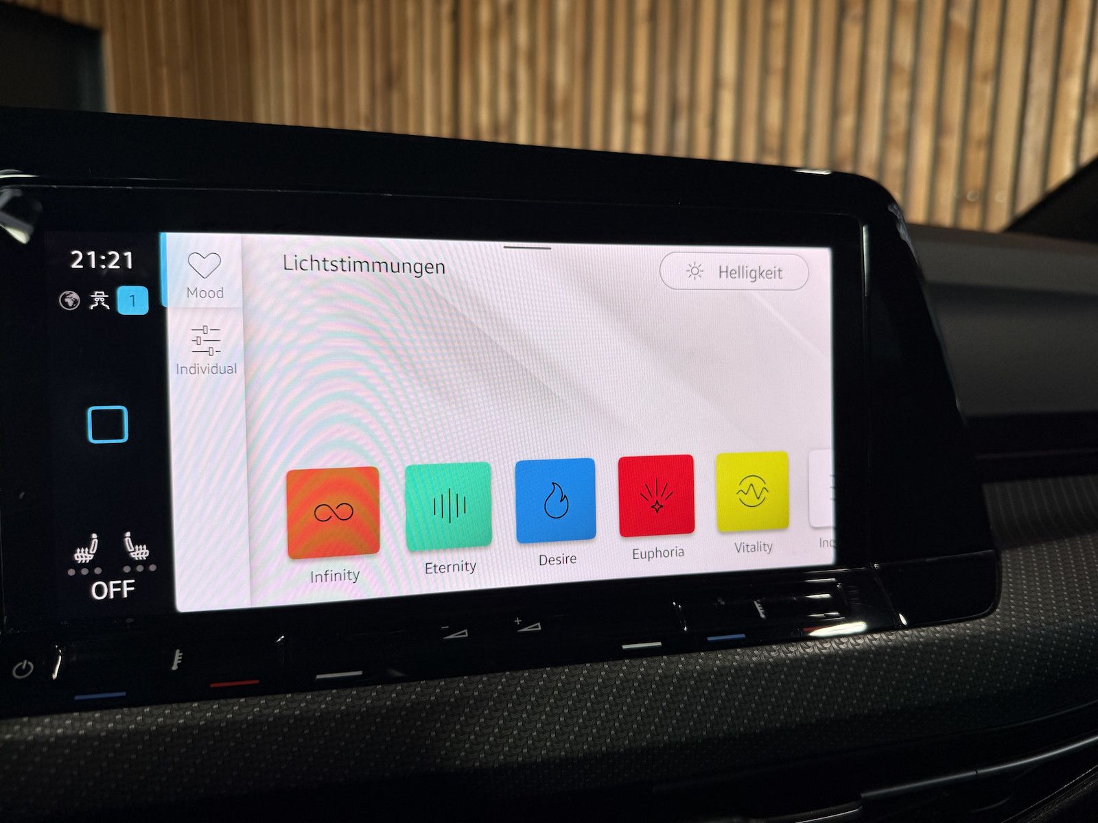 Fahrzeugabbildung Volkswagen Golf Variant 2,0TDI R-Line Black DSG *Navi*Keyl.