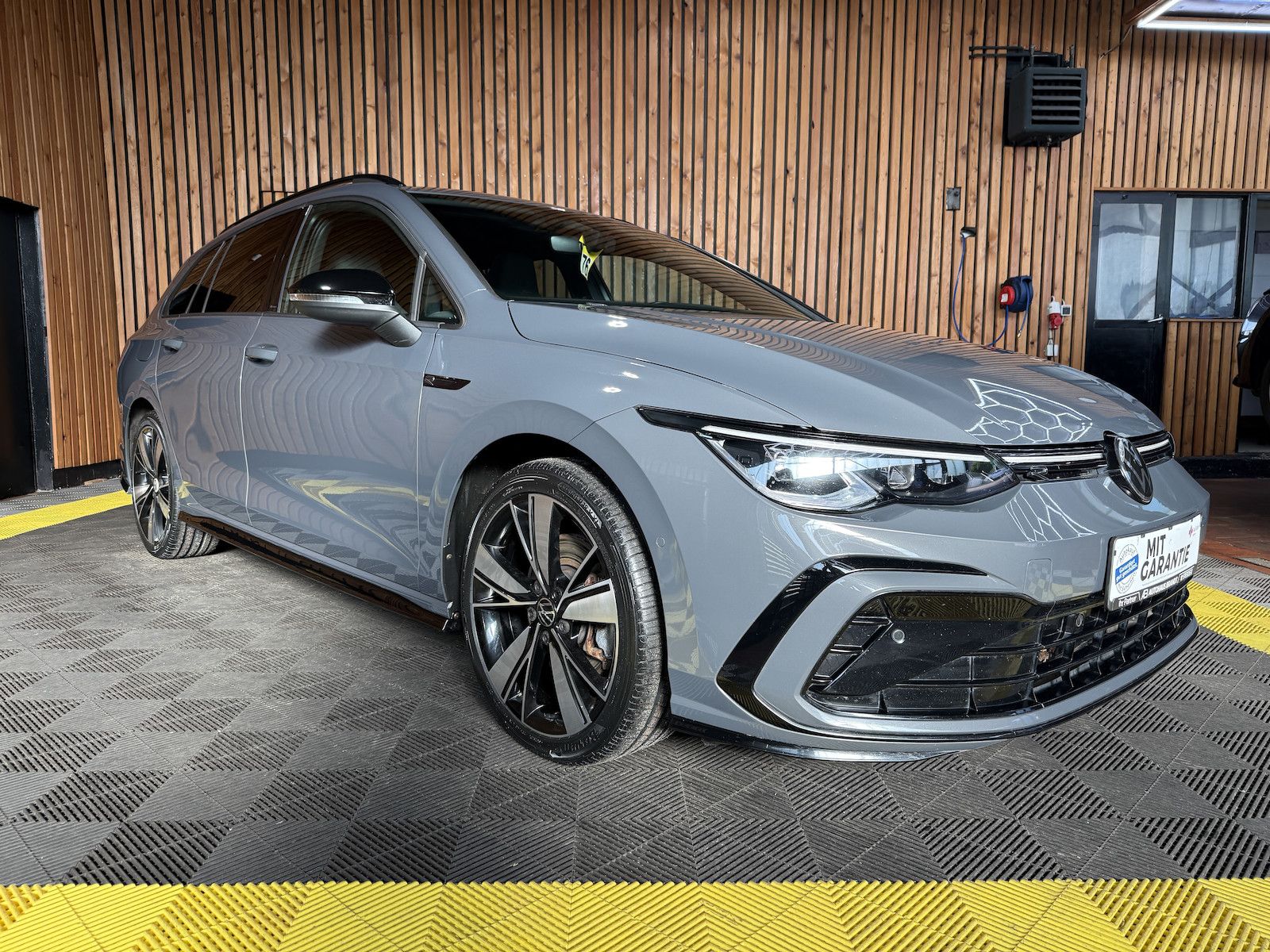 Fahrzeugabbildung Volkswagen Golf Variant 2,0TDI R-Line Black DSG *Navi*Keyl.