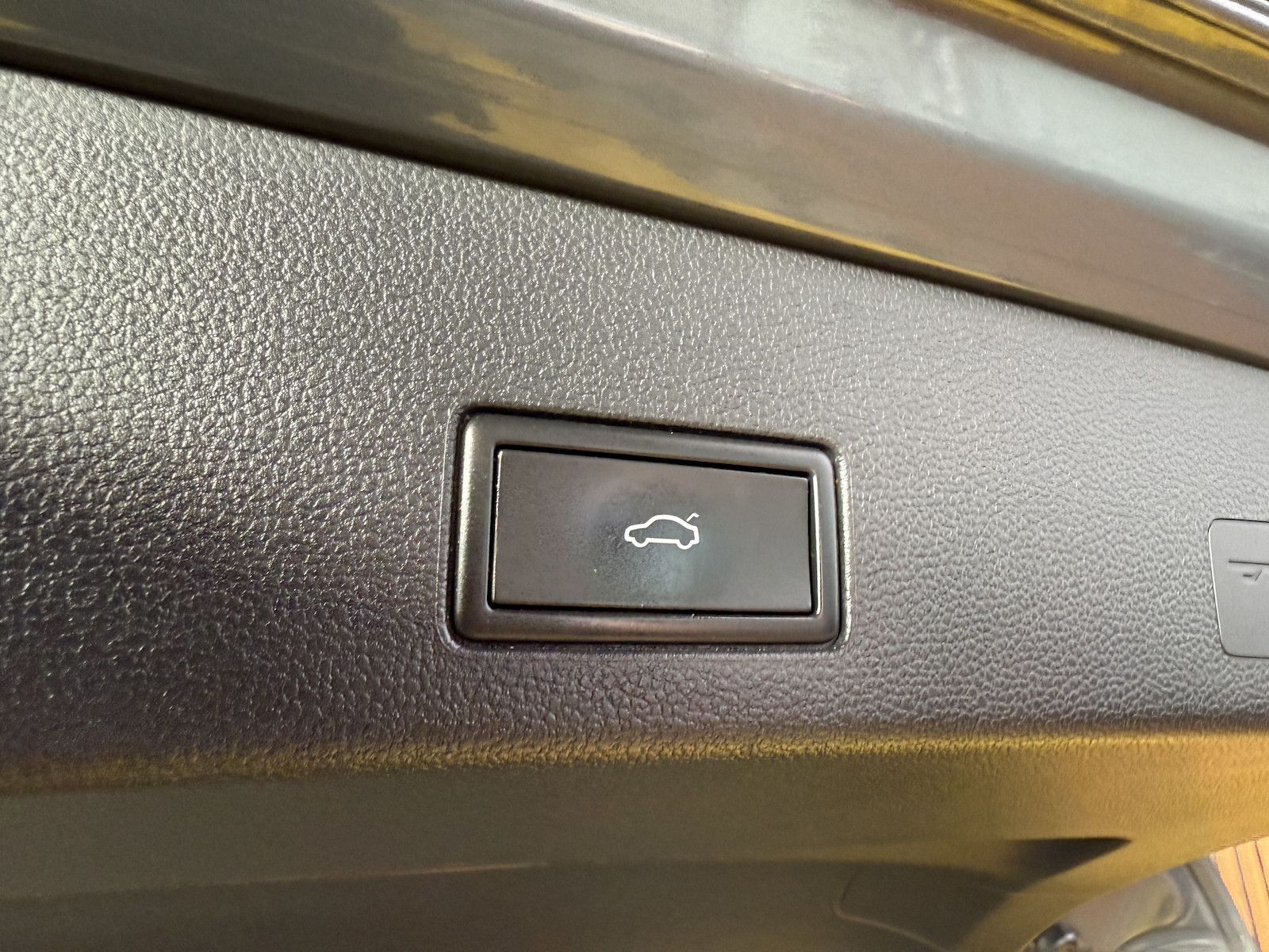 Fahrzeugabbildung Volkswagen Golf Variant 2,0TDI R-Line Black DSG *Navi*Keyl.