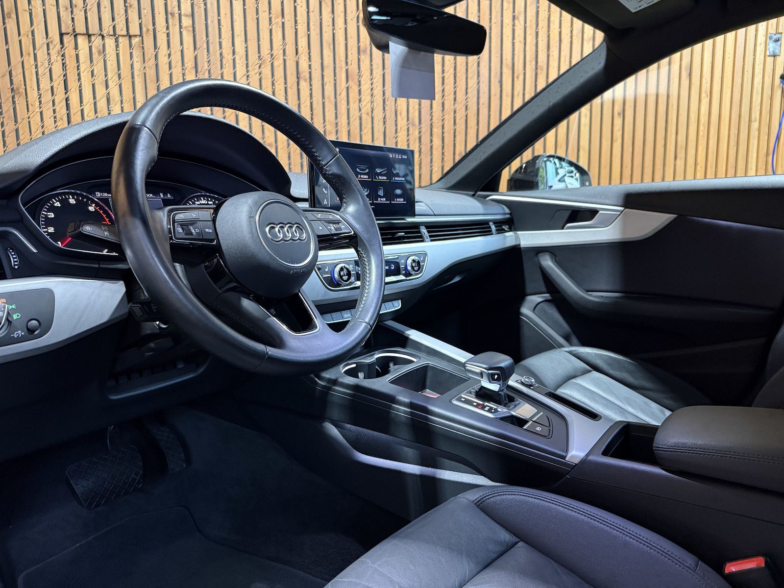 Fahrzeugabbildung Audi A4 Avant adv. 35 TFSI Aut Navi*Kam*ACC*LED*Leder