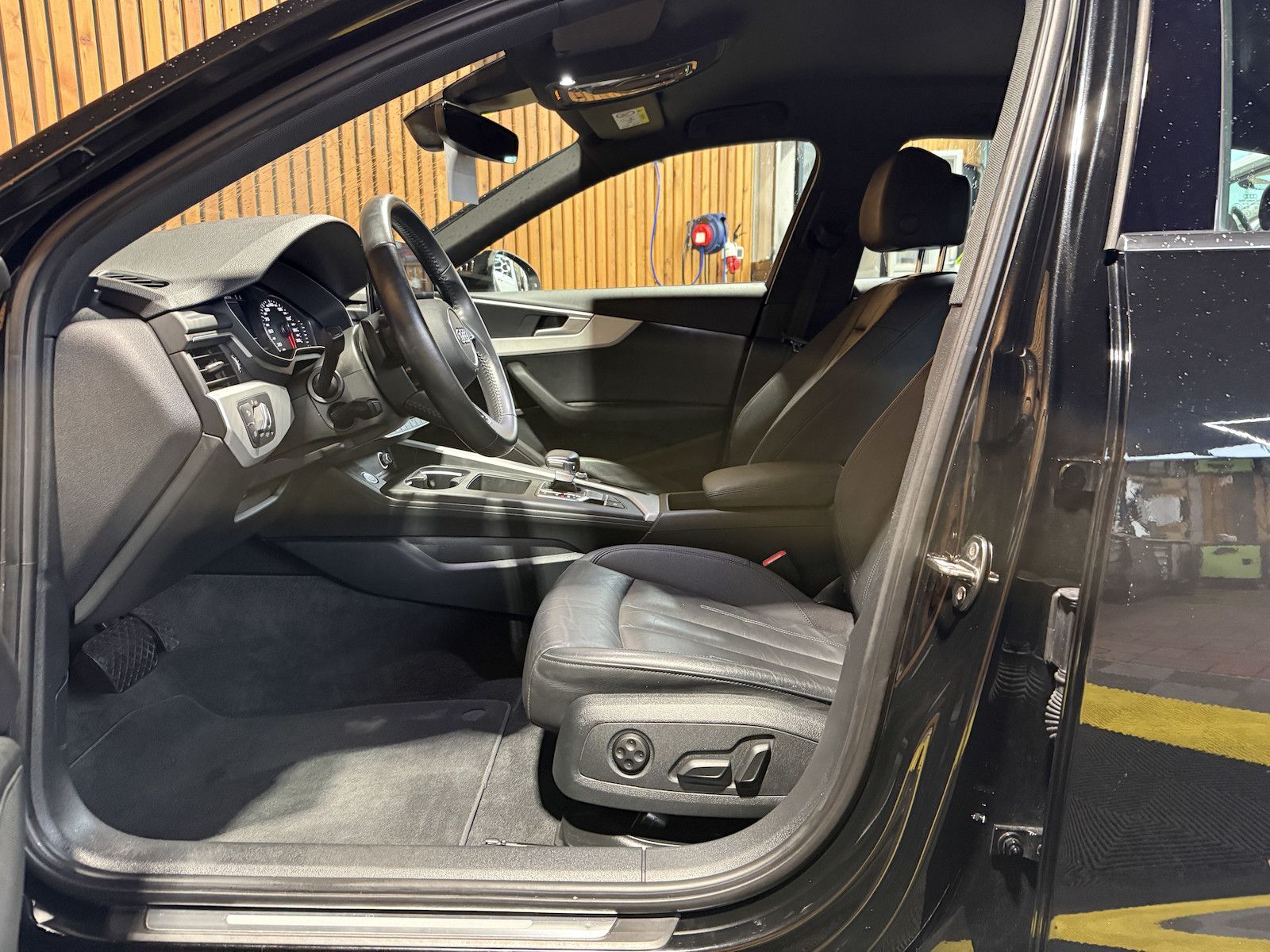 Fahrzeugabbildung Audi A4 Avant adv. 35 TFSI Aut Navi*Kam*ACC*LED*Leder