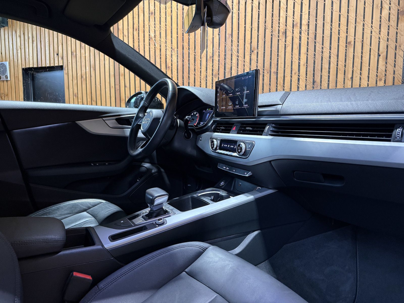 Fahrzeugabbildung Audi A4 Avant adv. 35 TFSI Aut Navi*Kam*ACC*LED*Leder