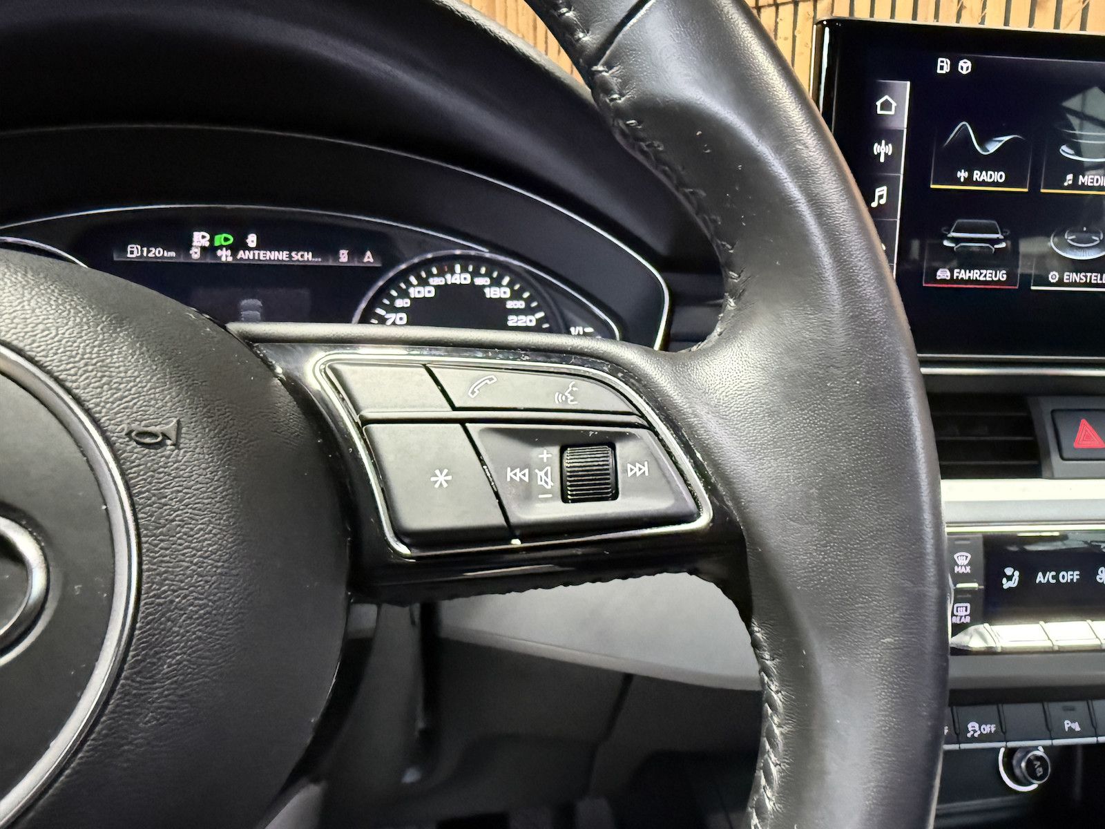 Fahrzeugabbildung Audi A4 Avant adv. 35 TFSI Aut Navi*Kam*ACC*LED*Leder