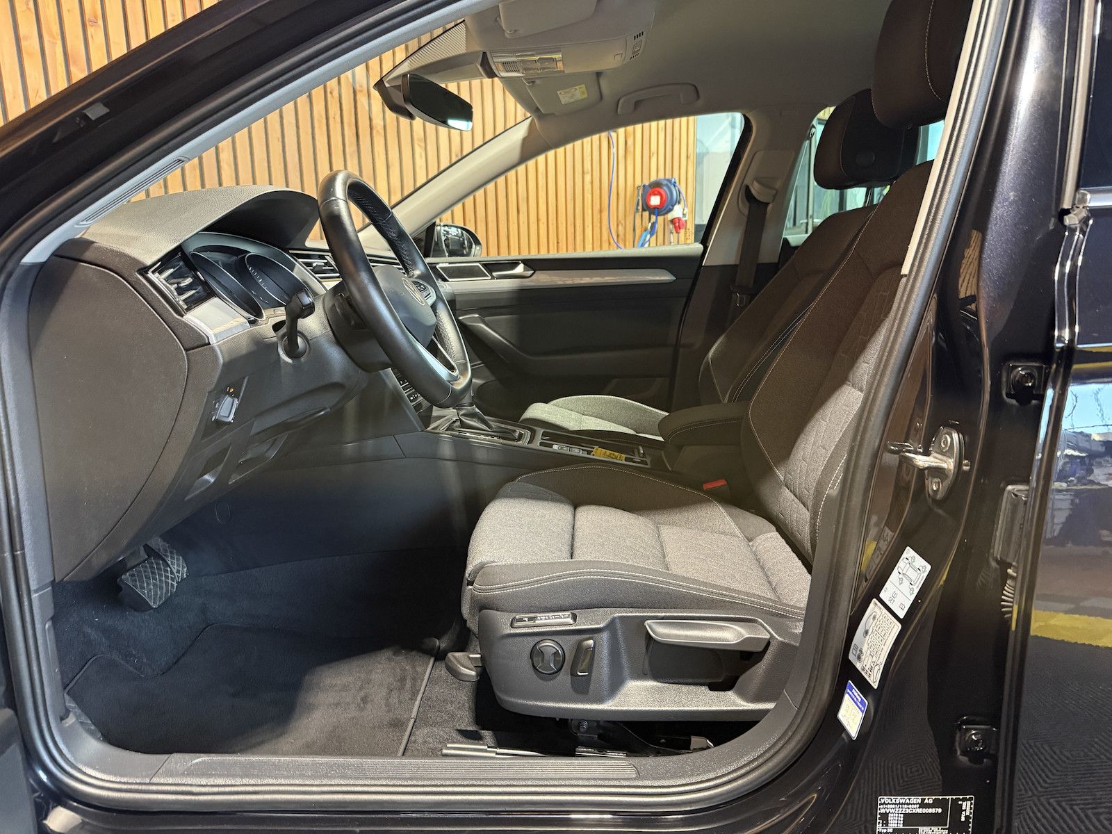 Fahrzeugabbildung Volkswagen Passat Variant 1,5 TSI DSG *Navi*LED*Kam*ACC*AHK