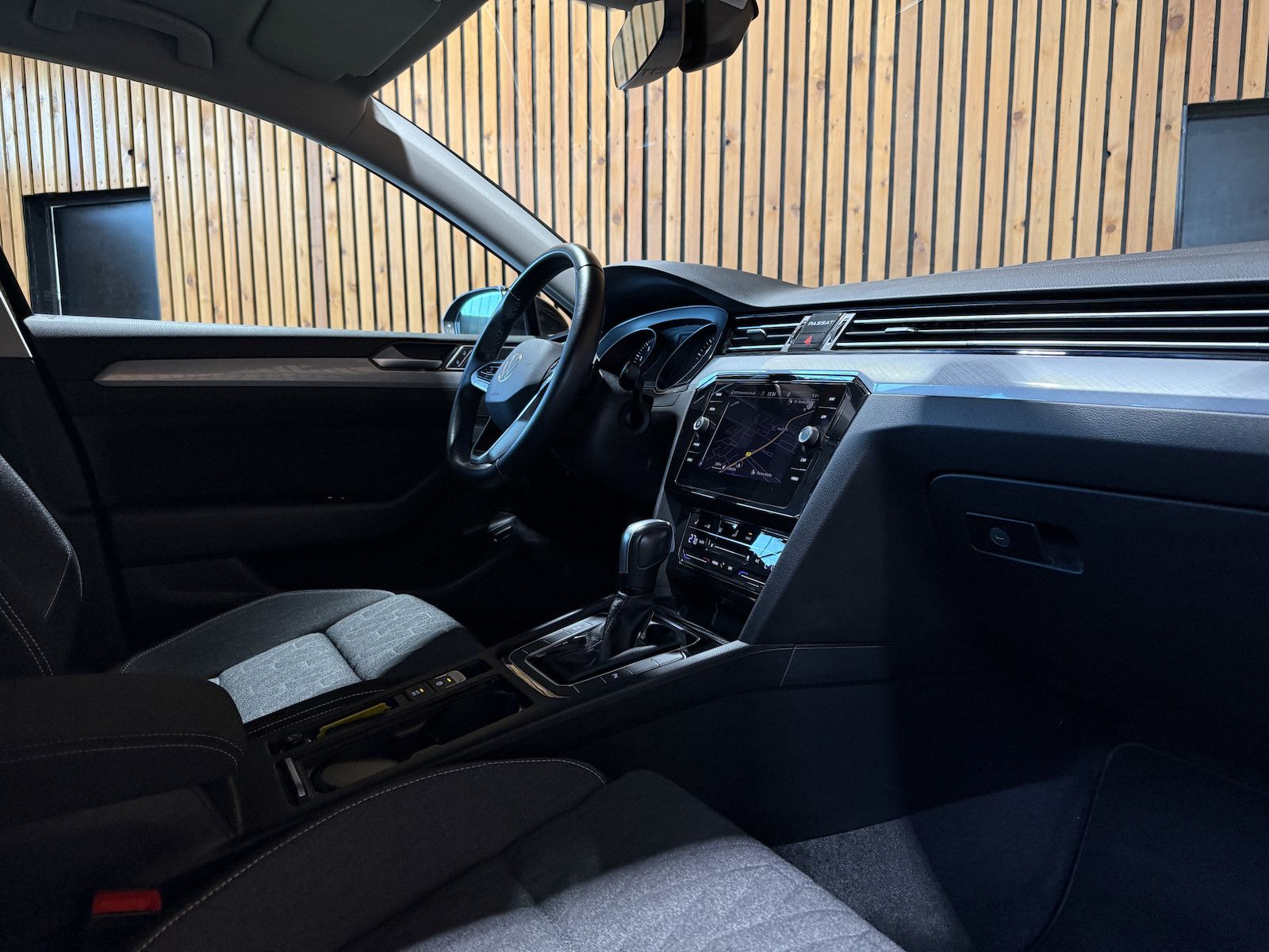 Fahrzeugabbildung Volkswagen Passat Variant 1,5 TSI DSG *Navi*LED*Kam*ACC*AHK