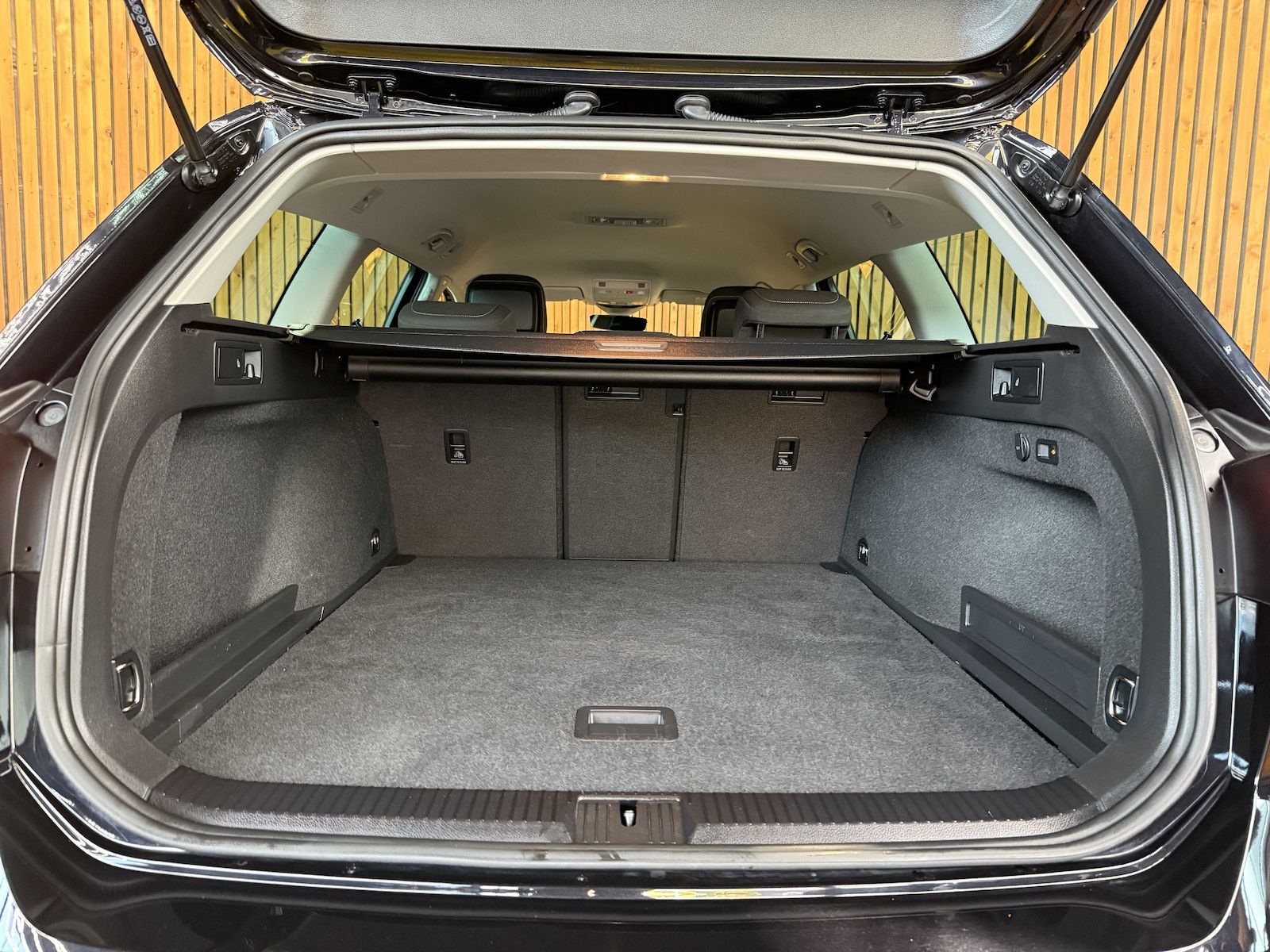 Fahrzeugabbildung Volkswagen Passat Variant 1,5 TSI DSG *Navi*LED*Kam*ACC*AHK