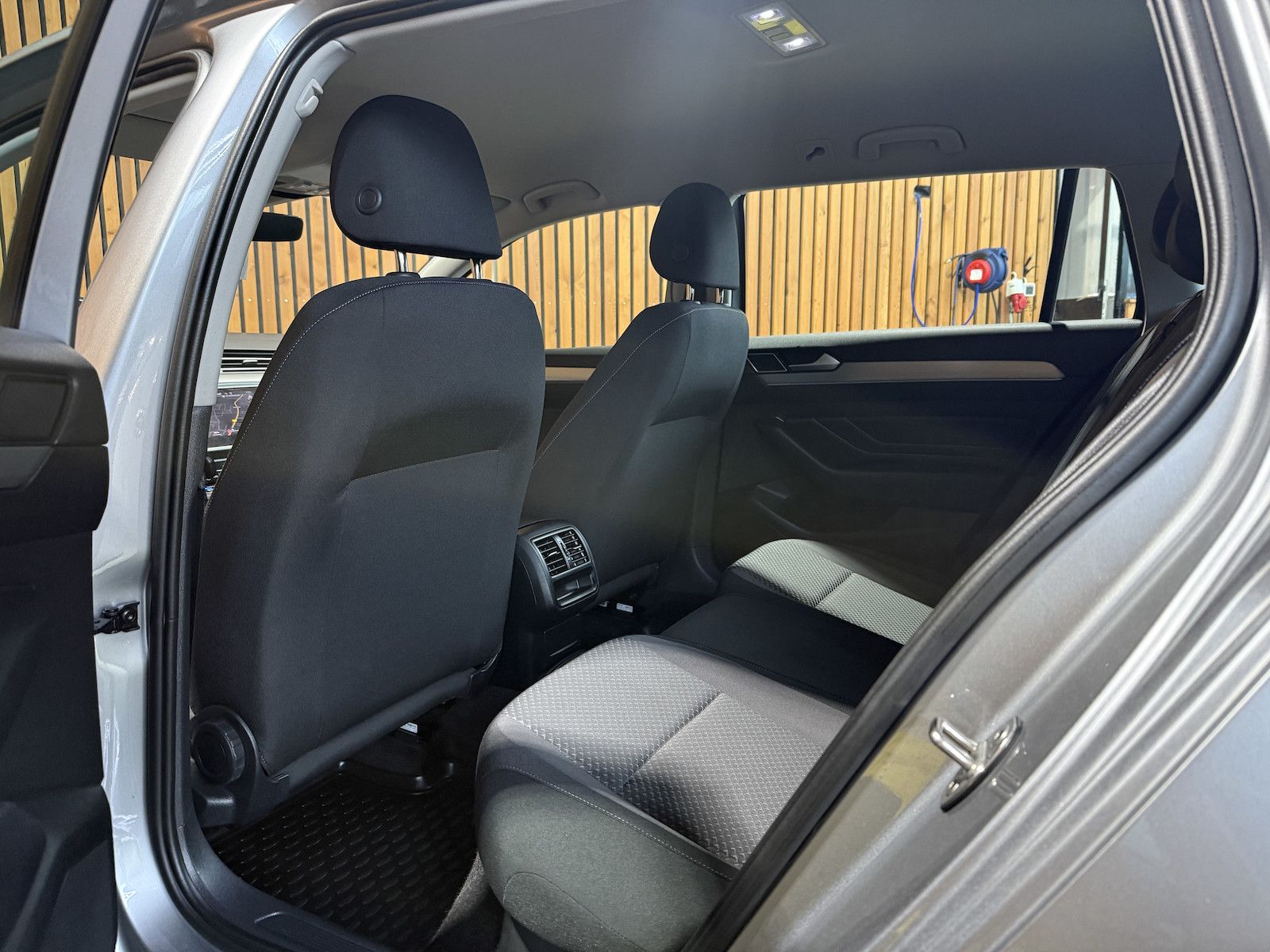 Fahrzeugabbildung Volkswagen Passat Variant 1,5 TSI DSG *Navi*LED*Kam*ACC*Alu