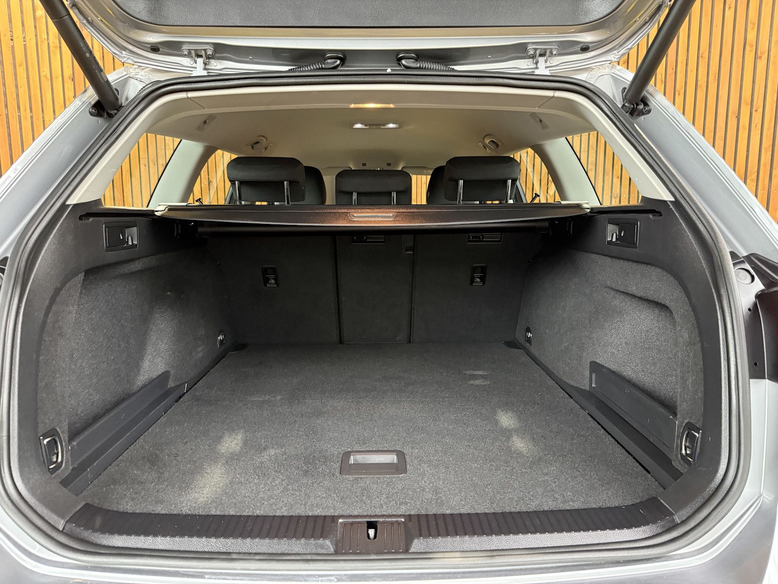 Fahrzeugabbildung Volkswagen Passat Variant 1,5 TSI DSG *Navi*LED*Kam*ACC*Alu