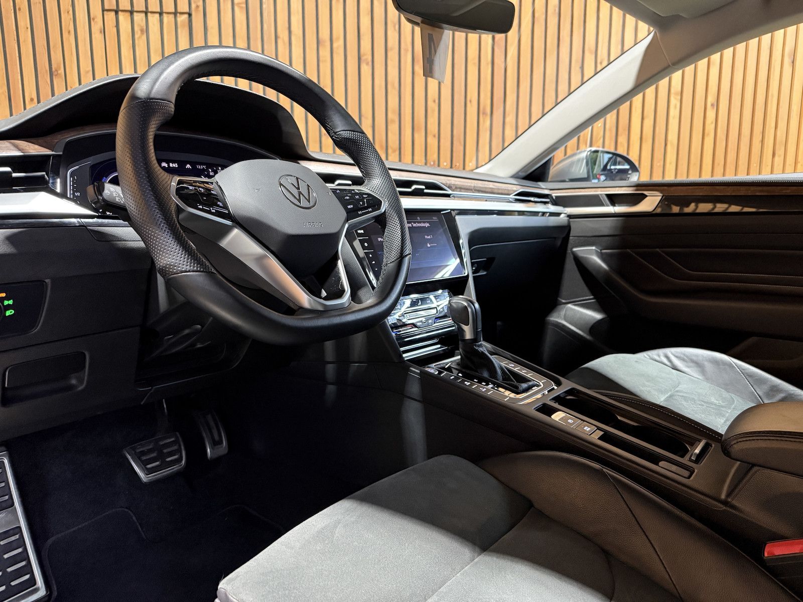 Fahrzeugabbildung Volkswagen Arteon 1.4 eHybrid SB*Navi*LED*Kam*AHK*DCC*Leder