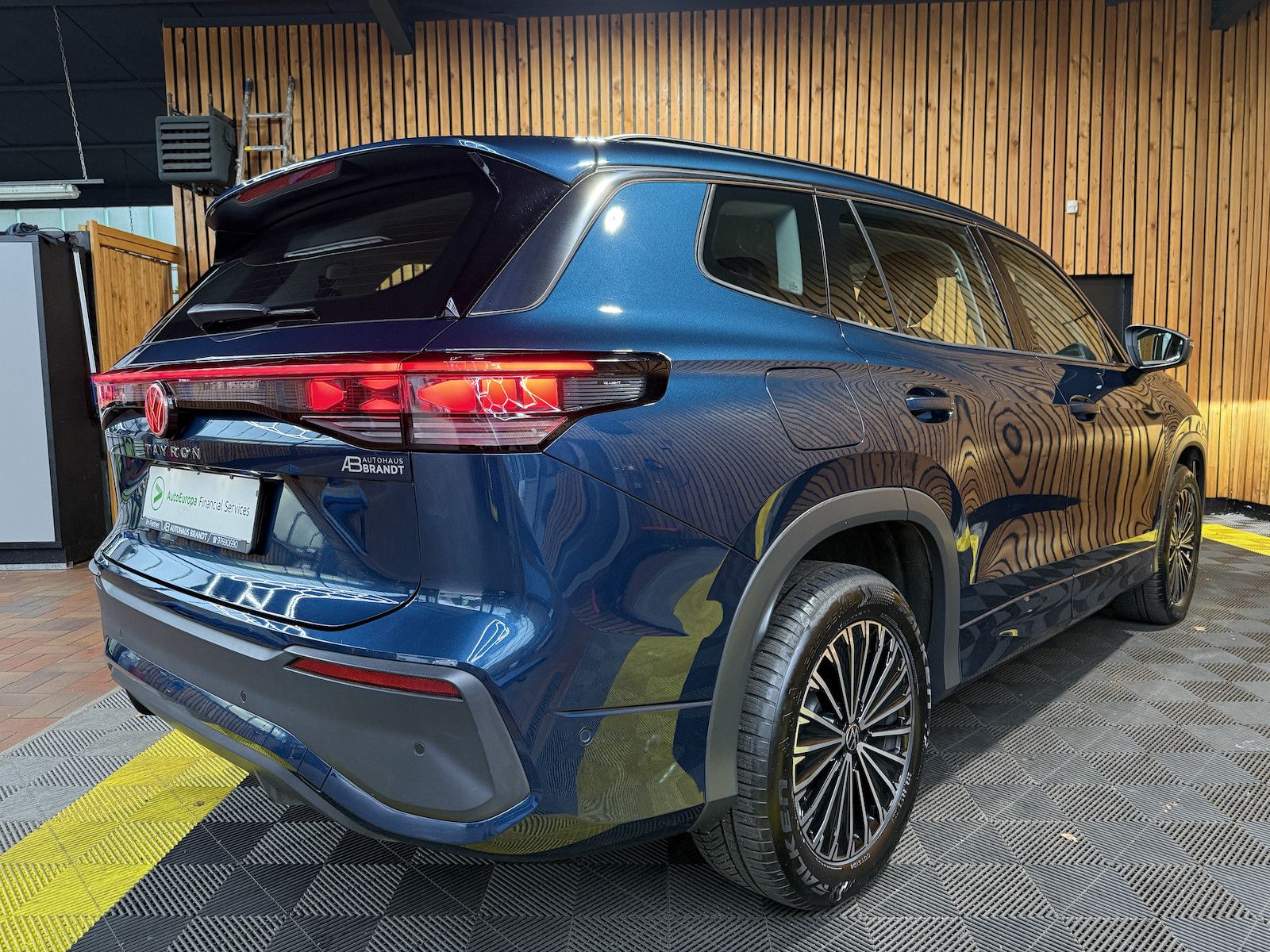 Fahrzeugabbildung Volkswagen Tayron 2,0 TDI DSG 7-Sitzer*Navi*Kam*AHK*Matrix