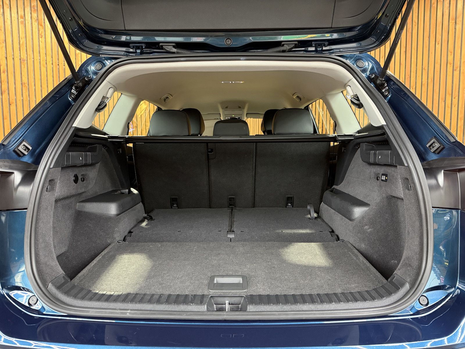 Fahrzeugabbildung Volkswagen Tayron 2,0 TDI DSG 7-Sitzer*Navi*Kam*AHK*Matrix