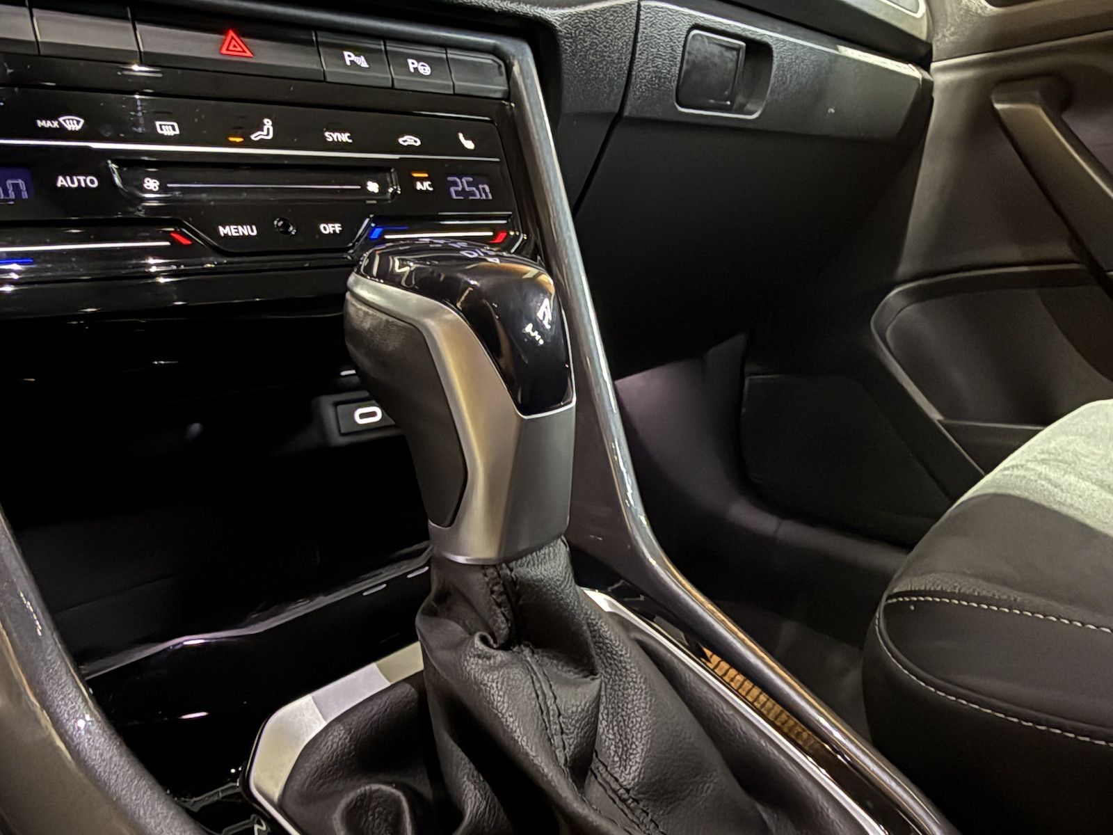 Fahrzeugabbildung Volkswagen T-Roc 2,0 TDI Style DSG Navi*LED*Kam*Virtual*AHK