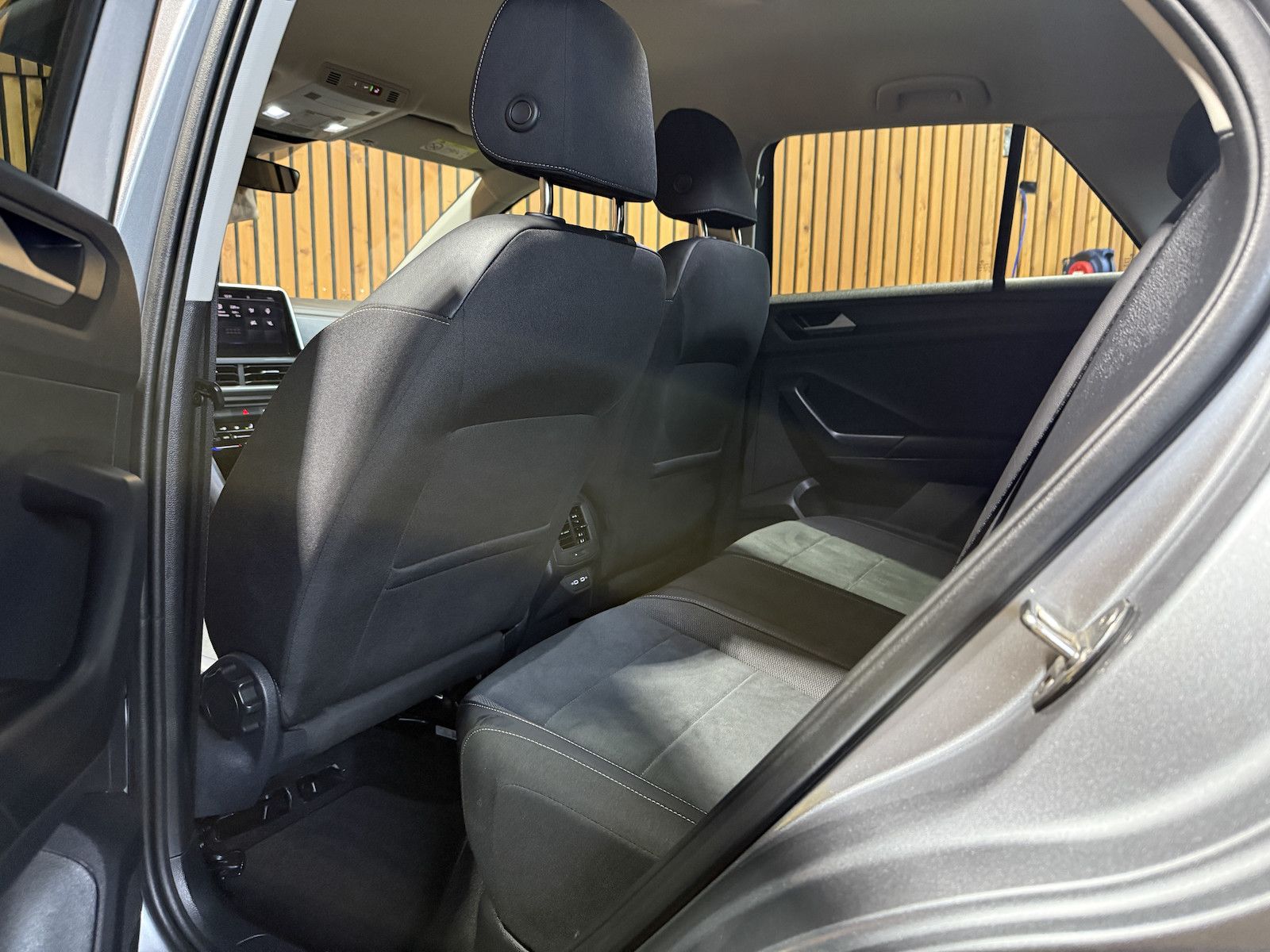 Fahrzeugabbildung Volkswagen T-Roc 2,0 TDI Style DSG Navi*LED*Kam*Virtual*AHK