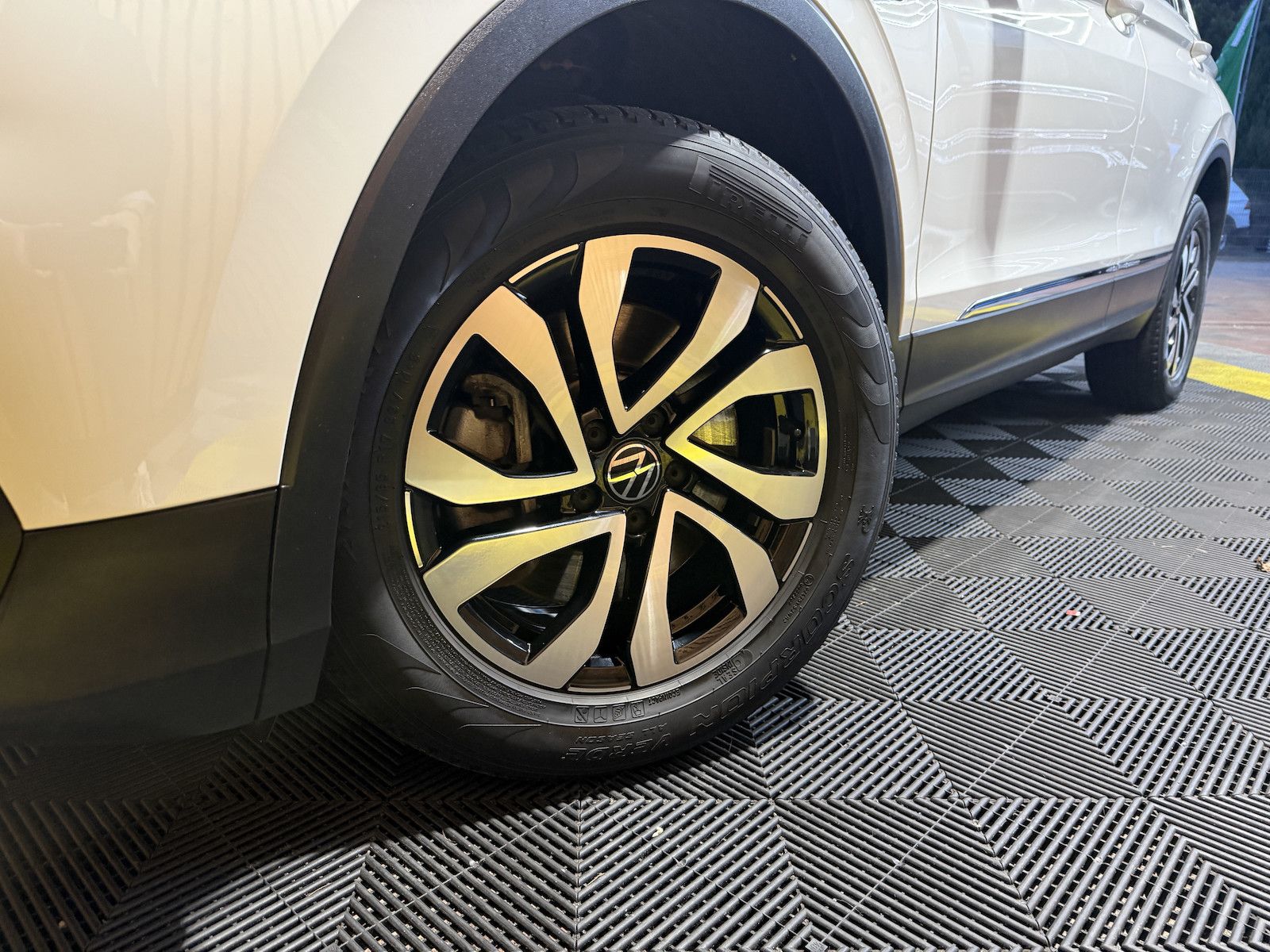 Fahrzeugabbildung Volkswagen Tiguan 1,4 eHybrid Active DSG *Navi*ACC*LED*AHK