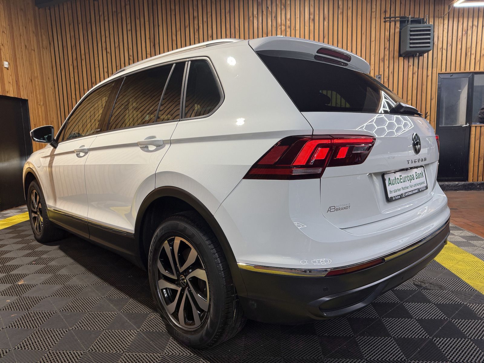 Fahrzeugabbildung Volkswagen Tiguan 1,4 eHybrid Active DSG *Navi*ACC*LED*AHK