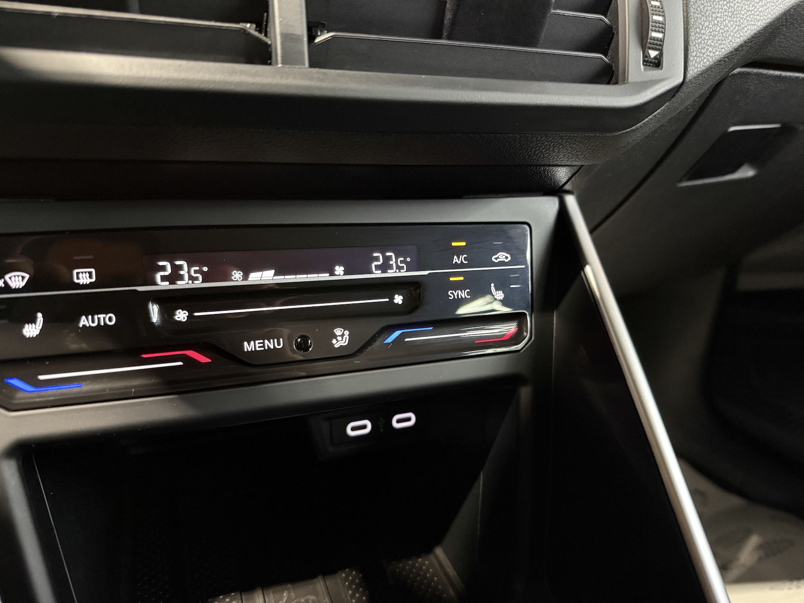 Fahrzeugabbildung Volkswagen Taigo 1,0 TSI Life *Navi*Matrix*Virtual*Sitzhz*