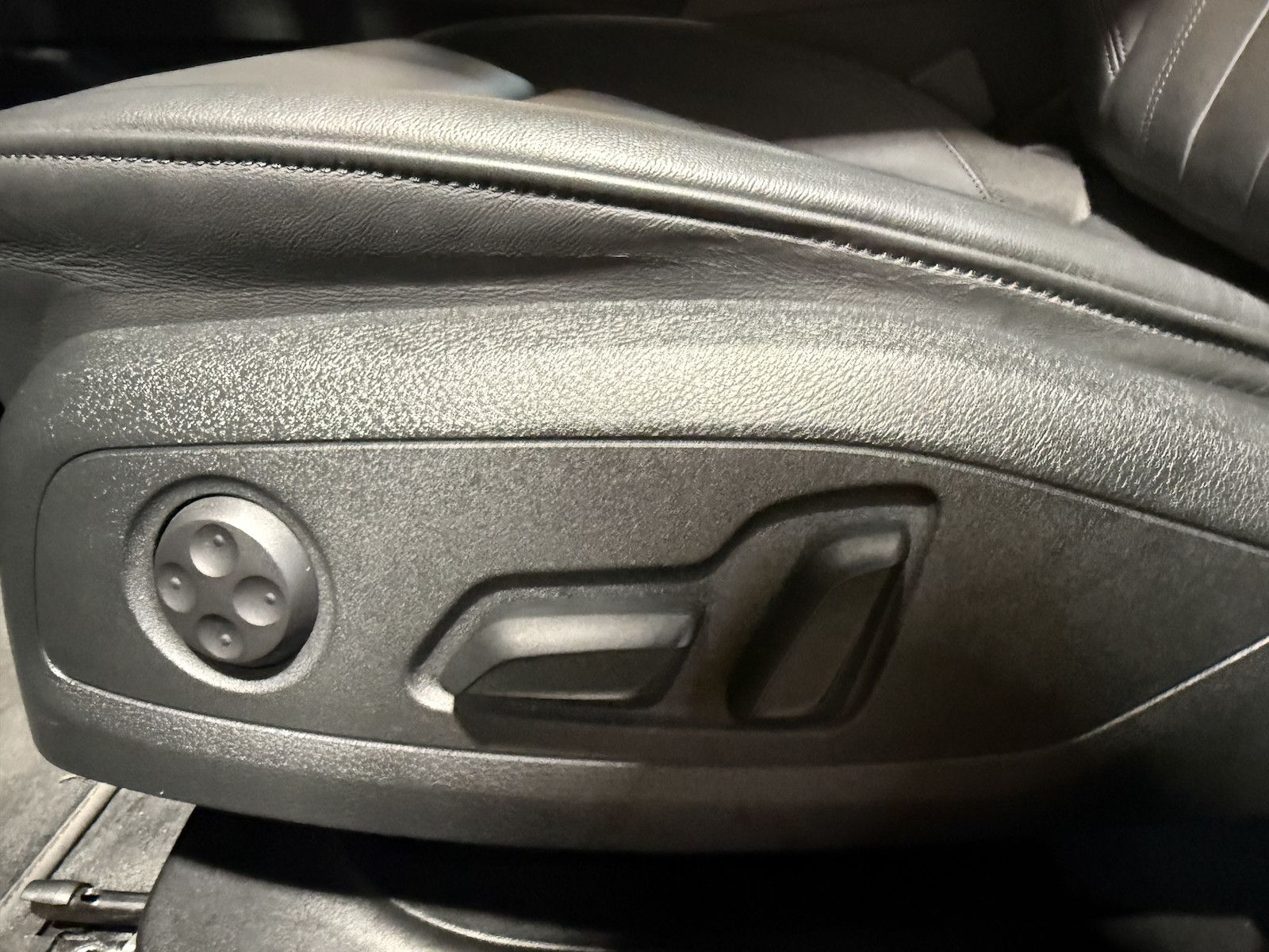 Fahrzeugabbildung Audi A4 Avant adv. 40 TFSI Aut Navi*Kam*ACC*LED*Leder