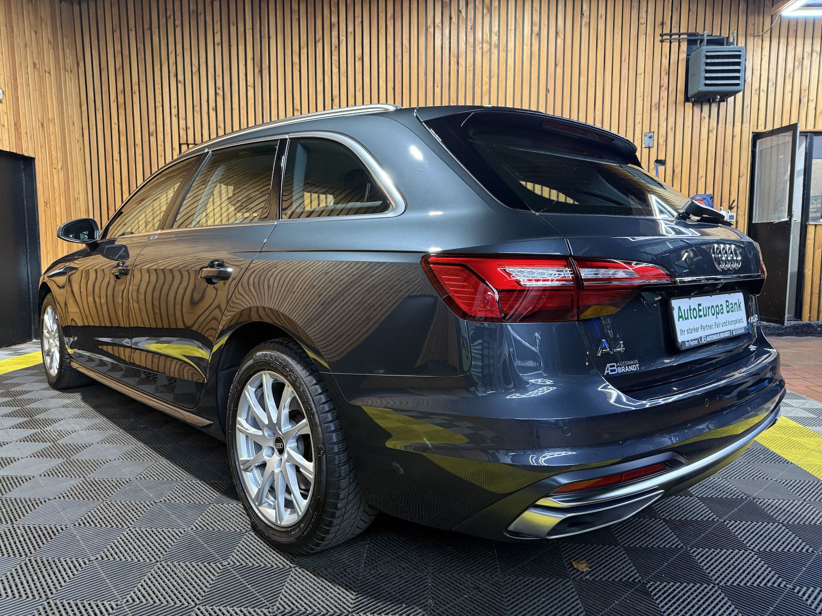 Fahrzeugabbildung Audi A4 Avant adv. 40 TFSI Aut Navi*Kam*ACC*LED*Leder