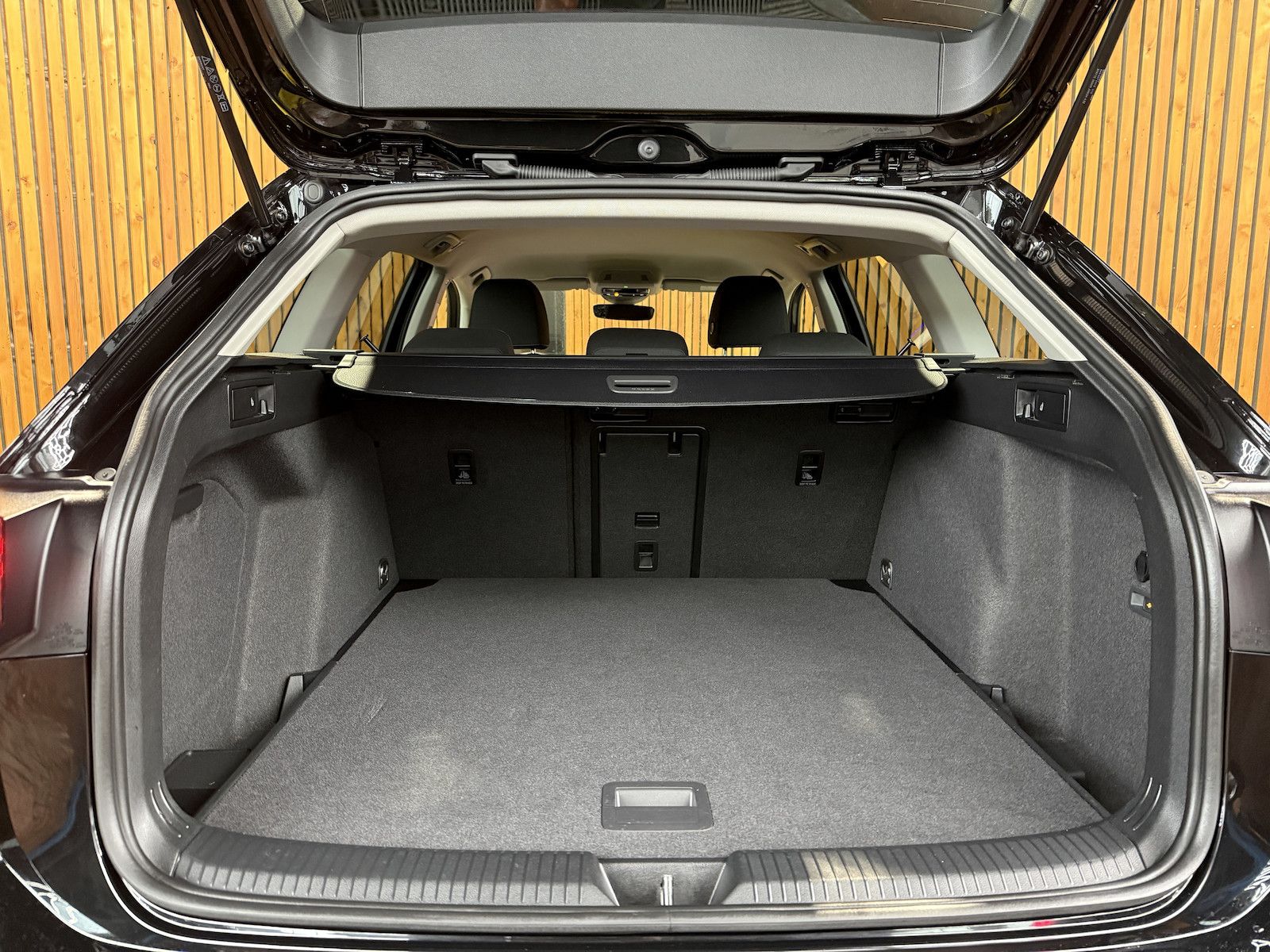 Fahrzeugabbildung Volkswagen Golf Variant 2,0 TDI Facel. DSG*Navi*LED*Kam*AHK