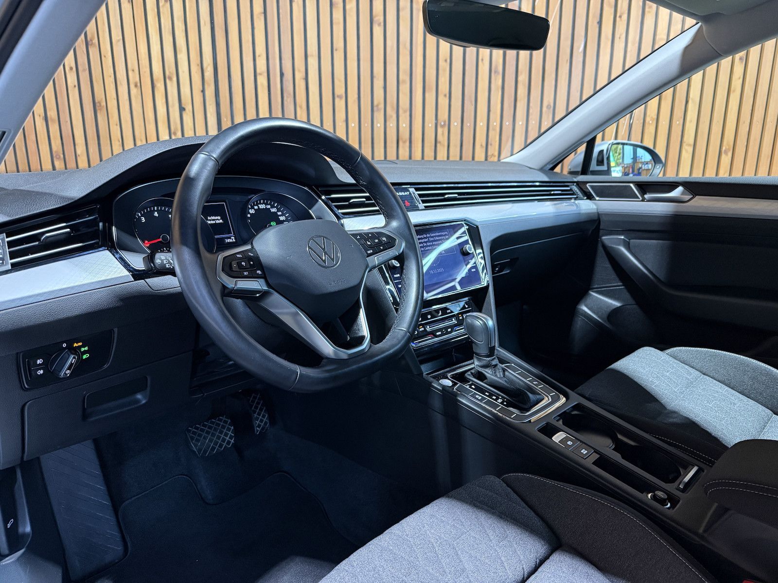 Fahrzeugabbildung Volkswagen Passat Variant 1,5 TSI DSG *Navi*LED*Kam*ACC*AHK