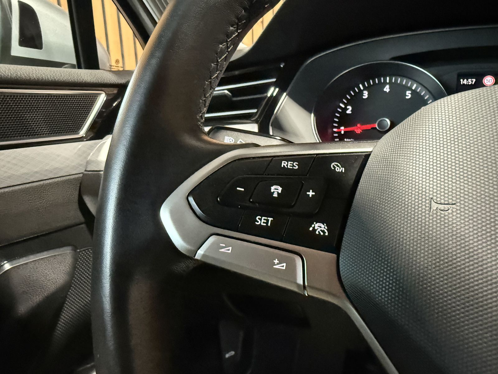 Fahrzeugabbildung Volkswagen Passat Variant 1,5 TSI DSG *Navi*LED*Kam*ACC*AHK