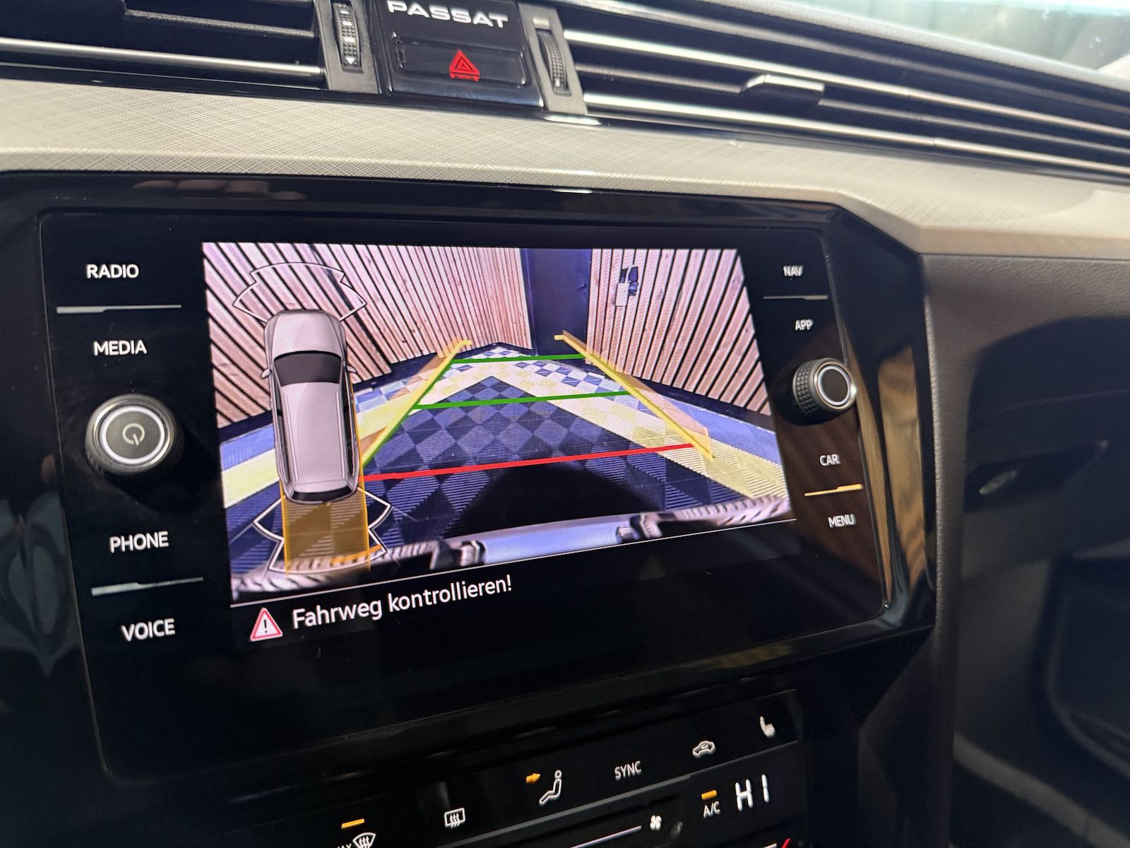 Fahrzeugabbildung Volkswagen Passat Variant 1,5 TSI DSG *Navi*LED*Kam*ACC*AHK