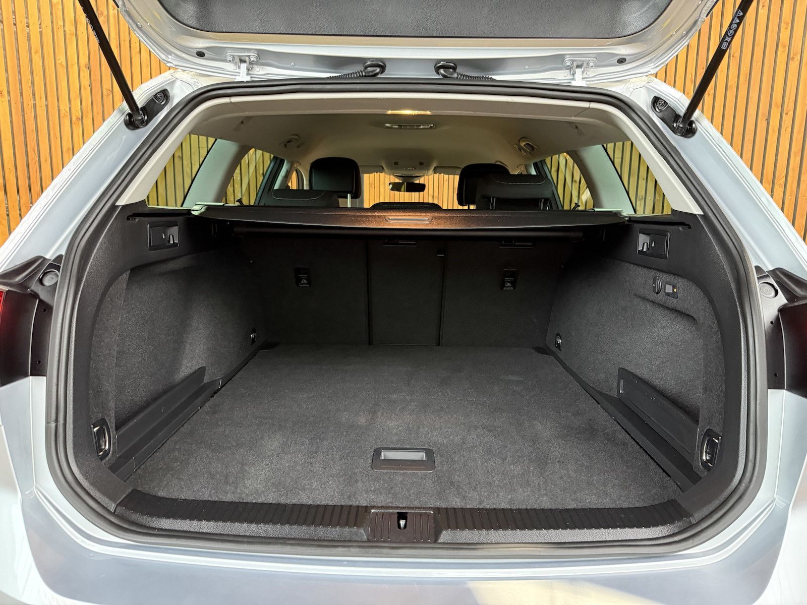 Fahrzeugabbildung Volkswagen Passat Variant 1,5 TSI DSG *Navi*LED*Kam*ACC*AHK