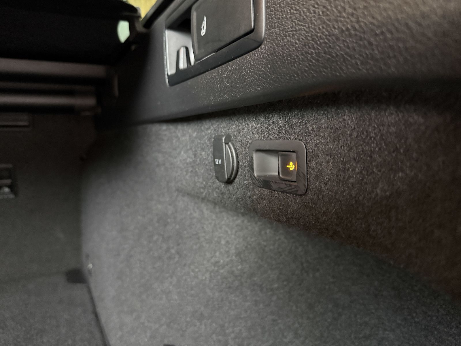 Fahrzeugabbildung Volkswagen Passat Variant 1,5 TSI DSG *Navi*LED*Kam*ACC*AHK