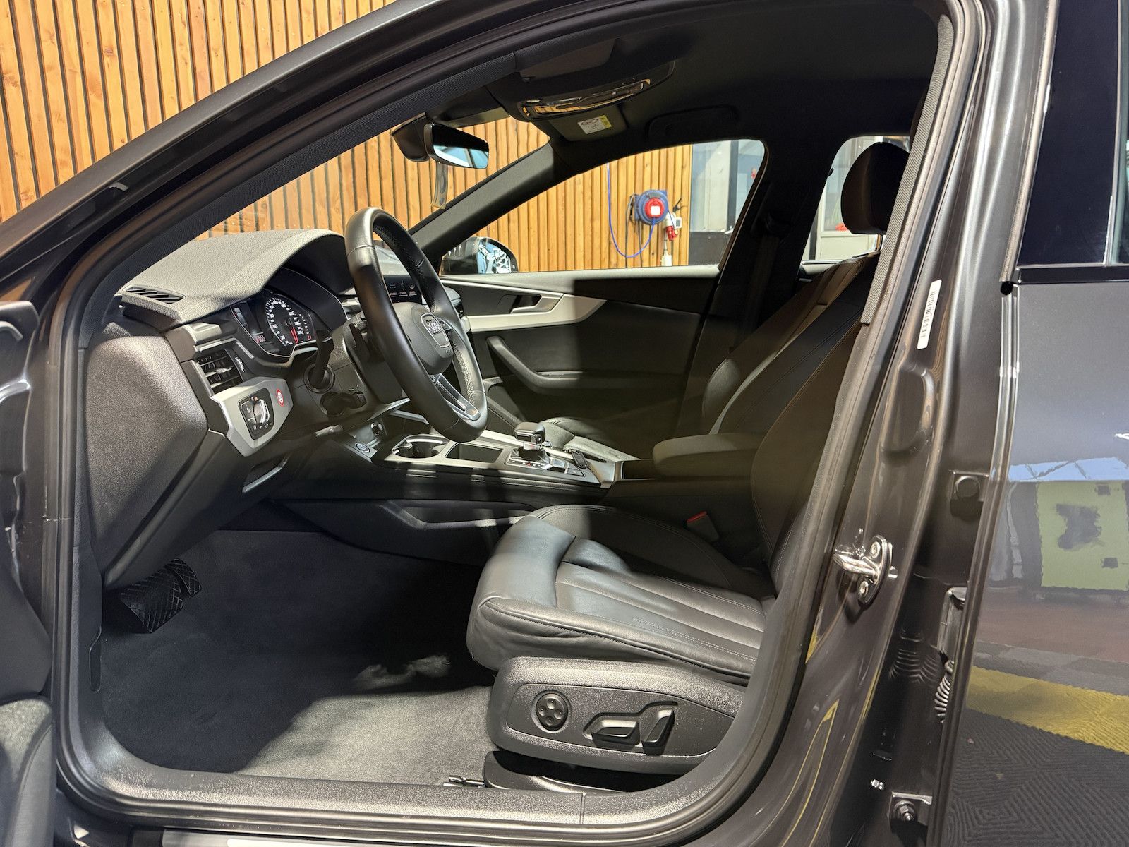 Fahrzeugabbildung Audi A4 Avant adv. 35 TFSI Aut Navi*AHK*ACC*LED*Leder