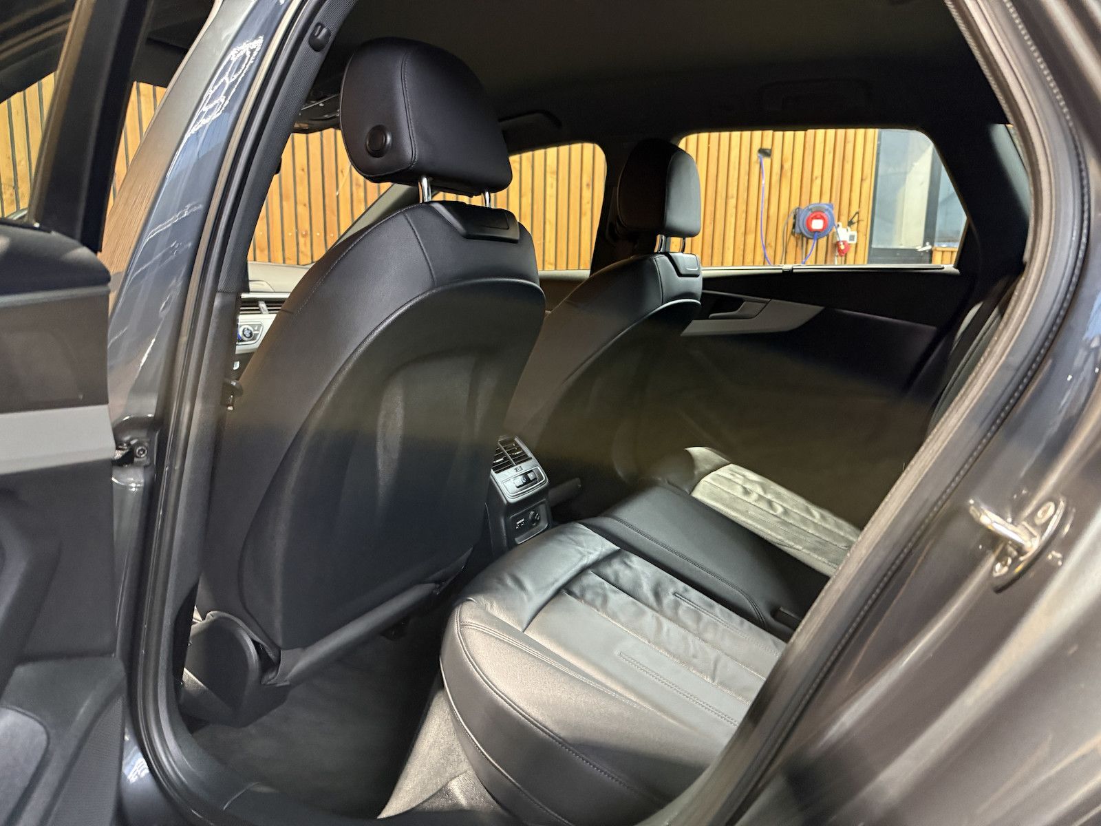 Fahrzeugabbildung Audi A4 Avant adv. 35 TFSI Aut Navi*AHK*ACC*LED*Leder