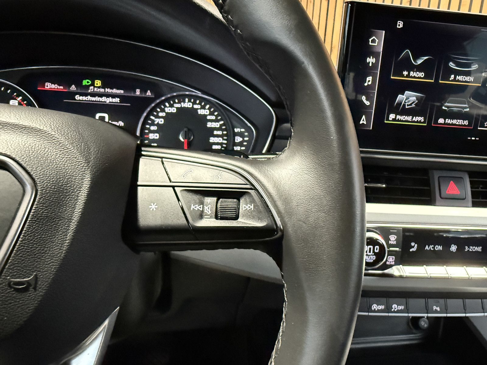 Fahrzeugabbildung Audi A4 Avant adv. 35 TFSI Aut Navi*AHK*ACC*LED*Leder