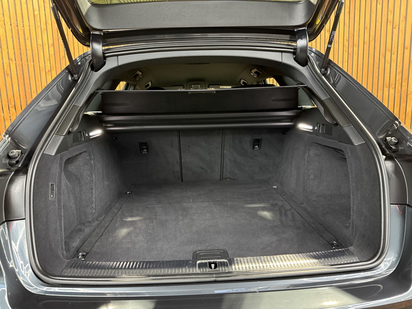 Fahrzeugabbildung Audi A4 Avant adv. 35 TFSI Aut Navi*AHK*ACC*LED*Leder