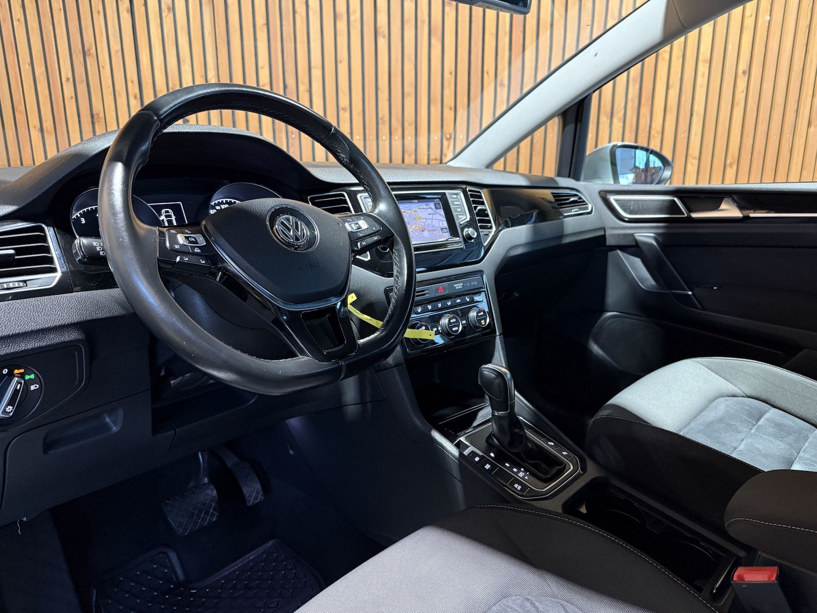 Fahrzeugabbildung Volkswagen Golf Sportsvan 1,4 TSI Highline DSG NAVI*AHK*XEN