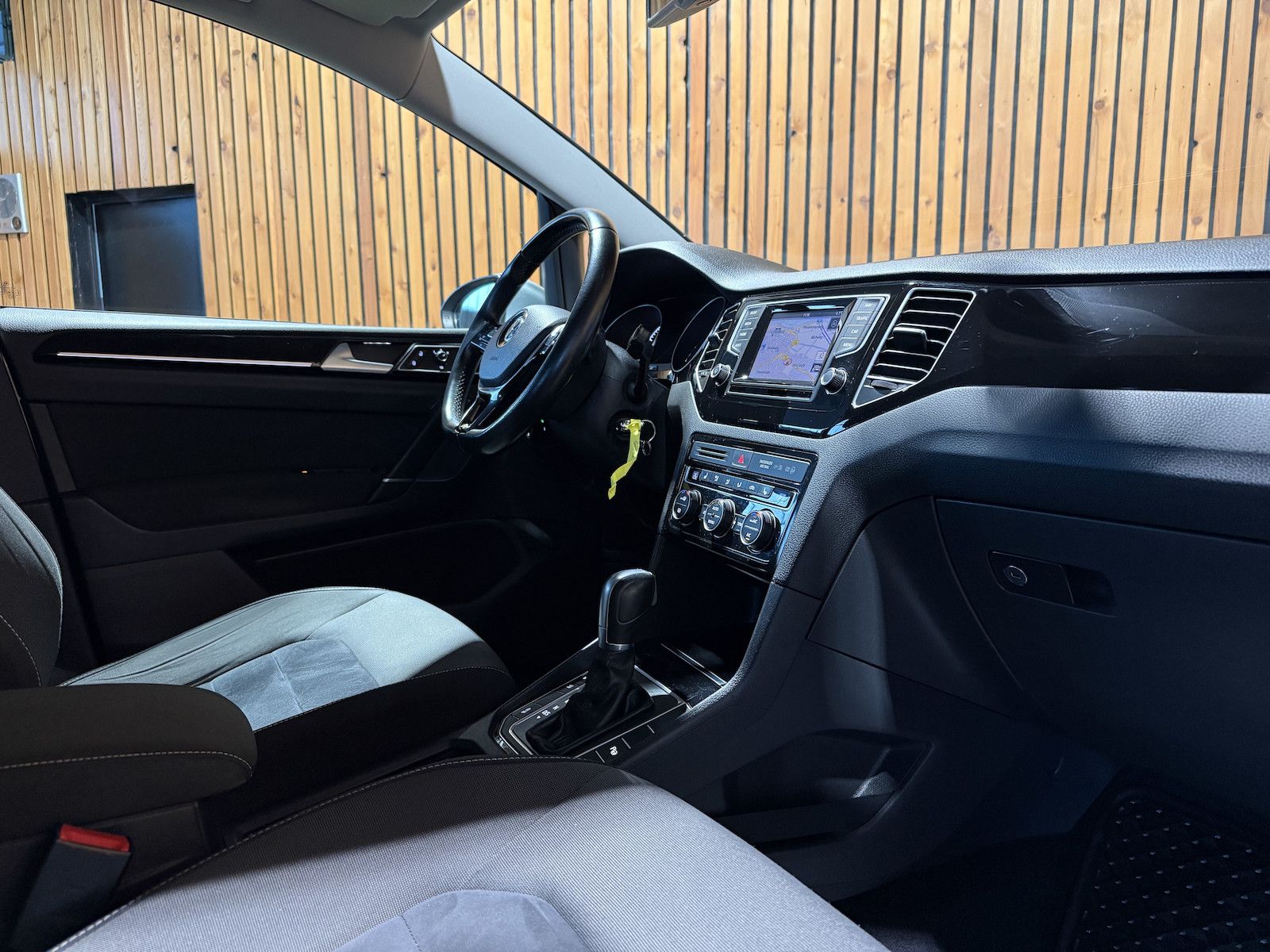 Fahrzeugabbildung Volkswagen Golf Sportsvan 1,4 TSI Highline DSG NAVI*AHK*XEN