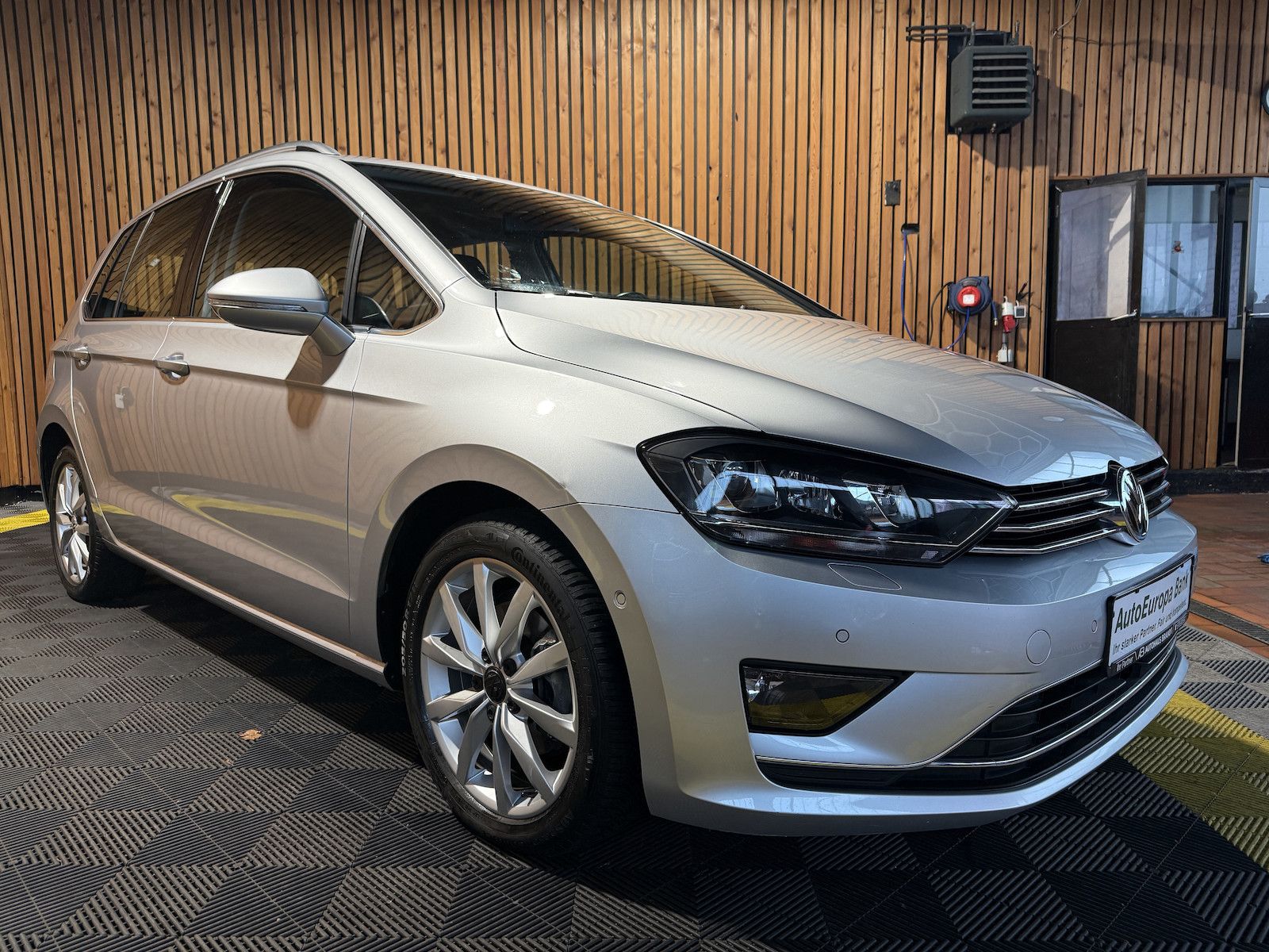 Fahrzeugabbildung Volkswagen Golf Sportsvan 1,4 TSI Highline DSG NAVI*AHK*XEN