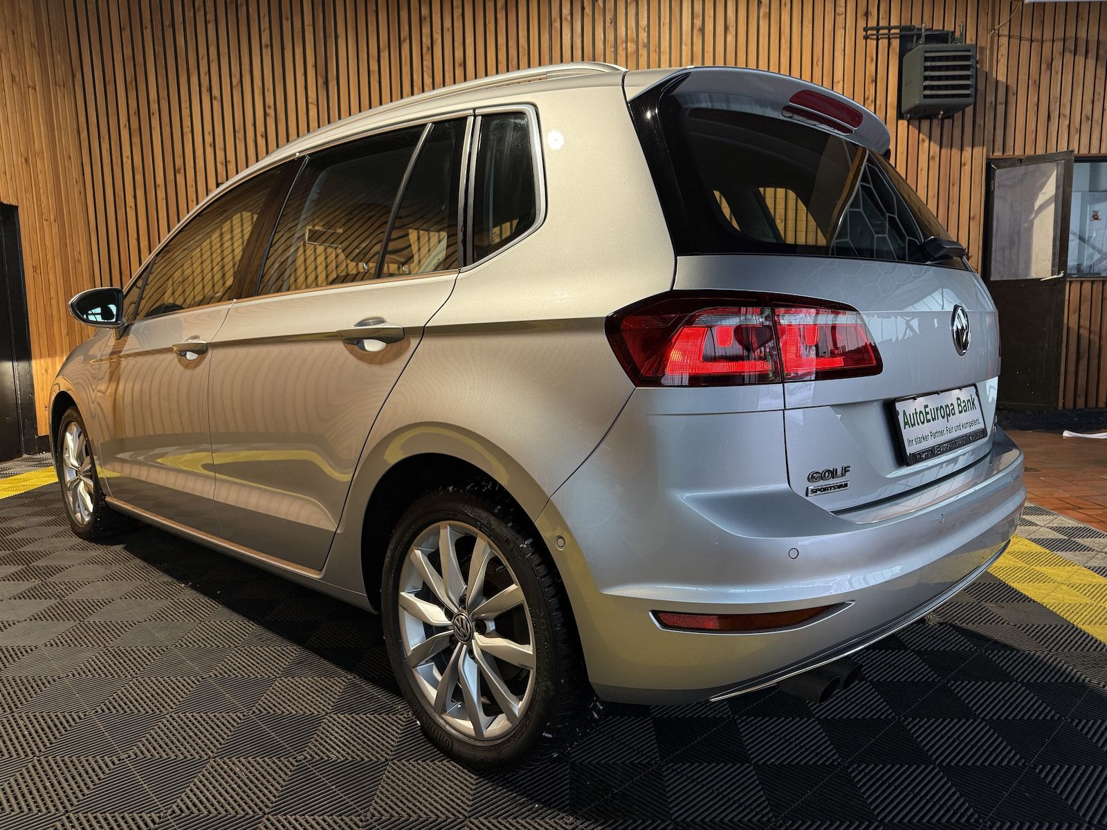 Fahrzeugabbildung Volkswagen Golf Sportsvan 1,4 TSI Highline DSG NAVI*AHK*XEN