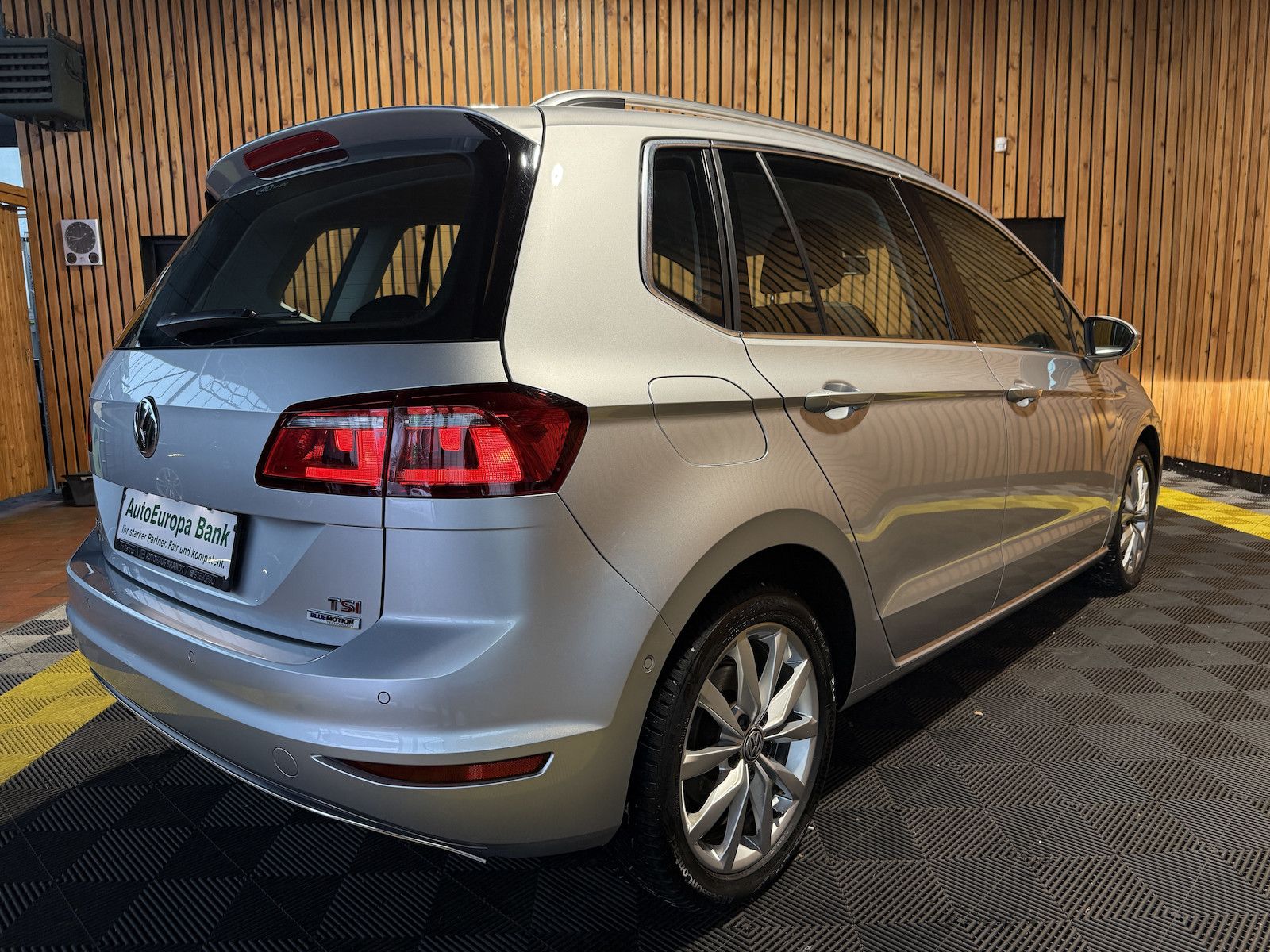 Fahrzeugabbildung Volkswagen Golf Sportsvan 1,4 TSI Highline DSG NAVI*AHK*XEN