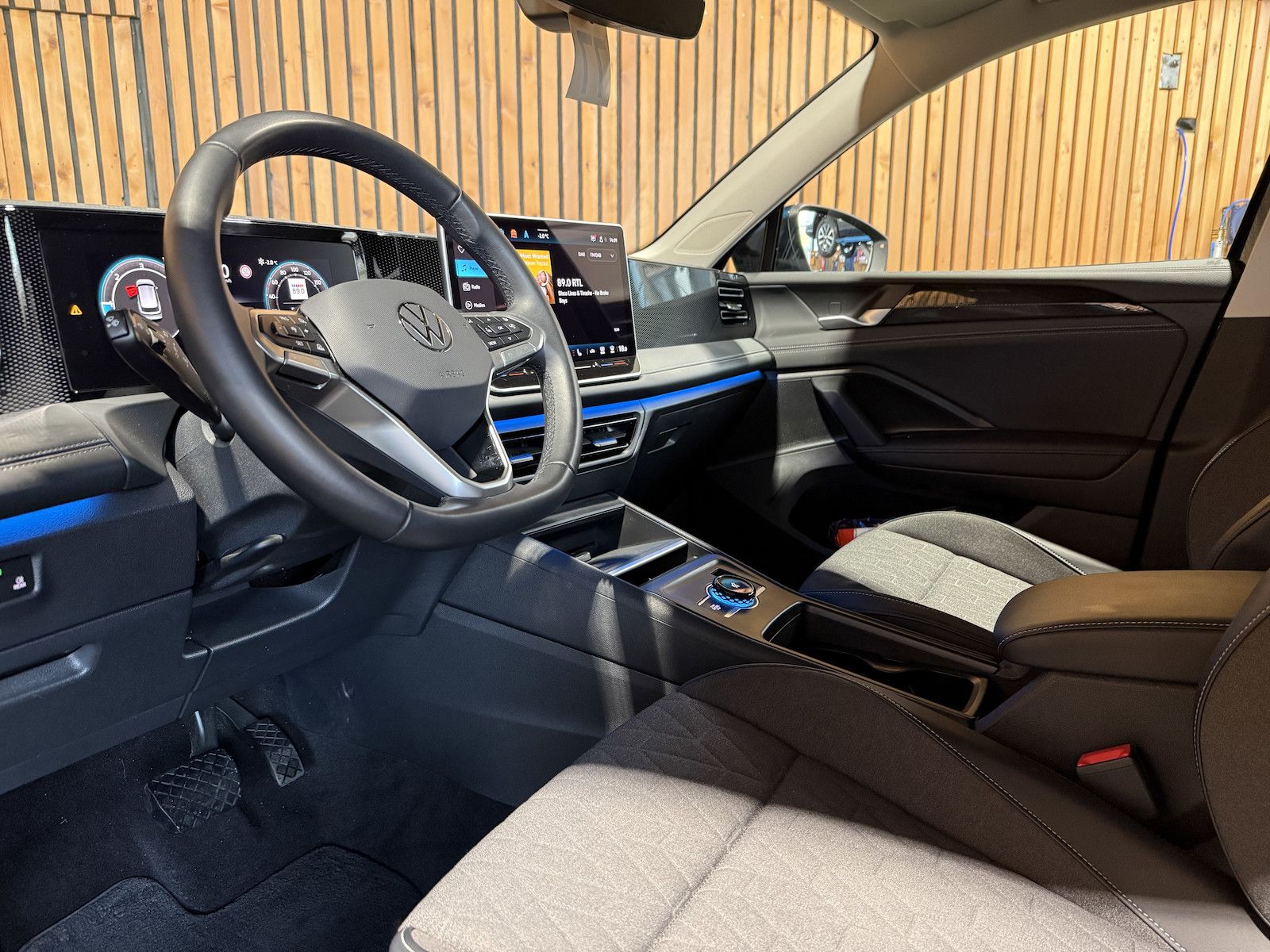 Fahrzeugabbildung Volkswagen Tiguan 2,0 TDI DSG n.Modell *Navi*Kam*LED*AHK*