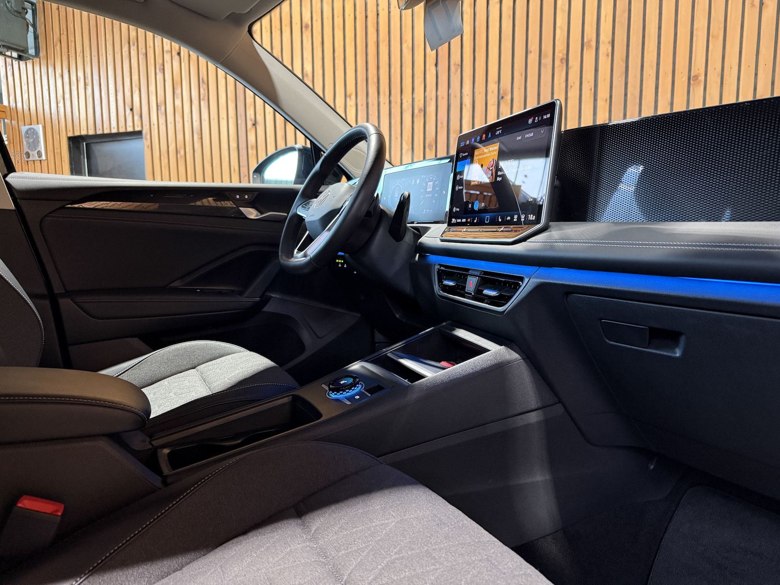 Fahrzeugabbildung Volkswagen Tiguan 2,0 TDI DSG n.Modell *Navi*Kam*LED*AHK*