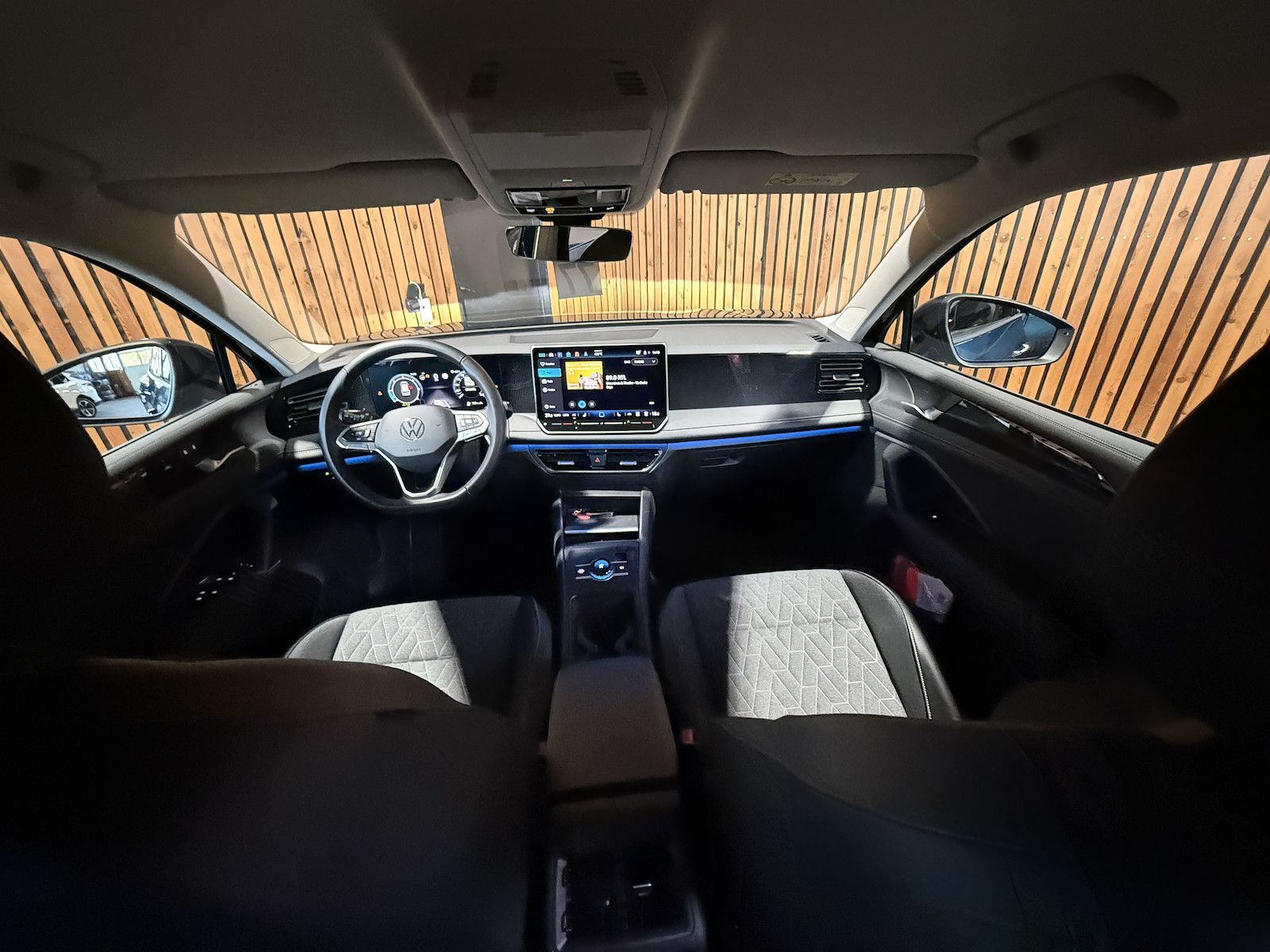 Fahrzeugabbildung Volkswagen Tiguan 2,0 TDI DSG n.Modell *Navi*Kam*LED*AHK*